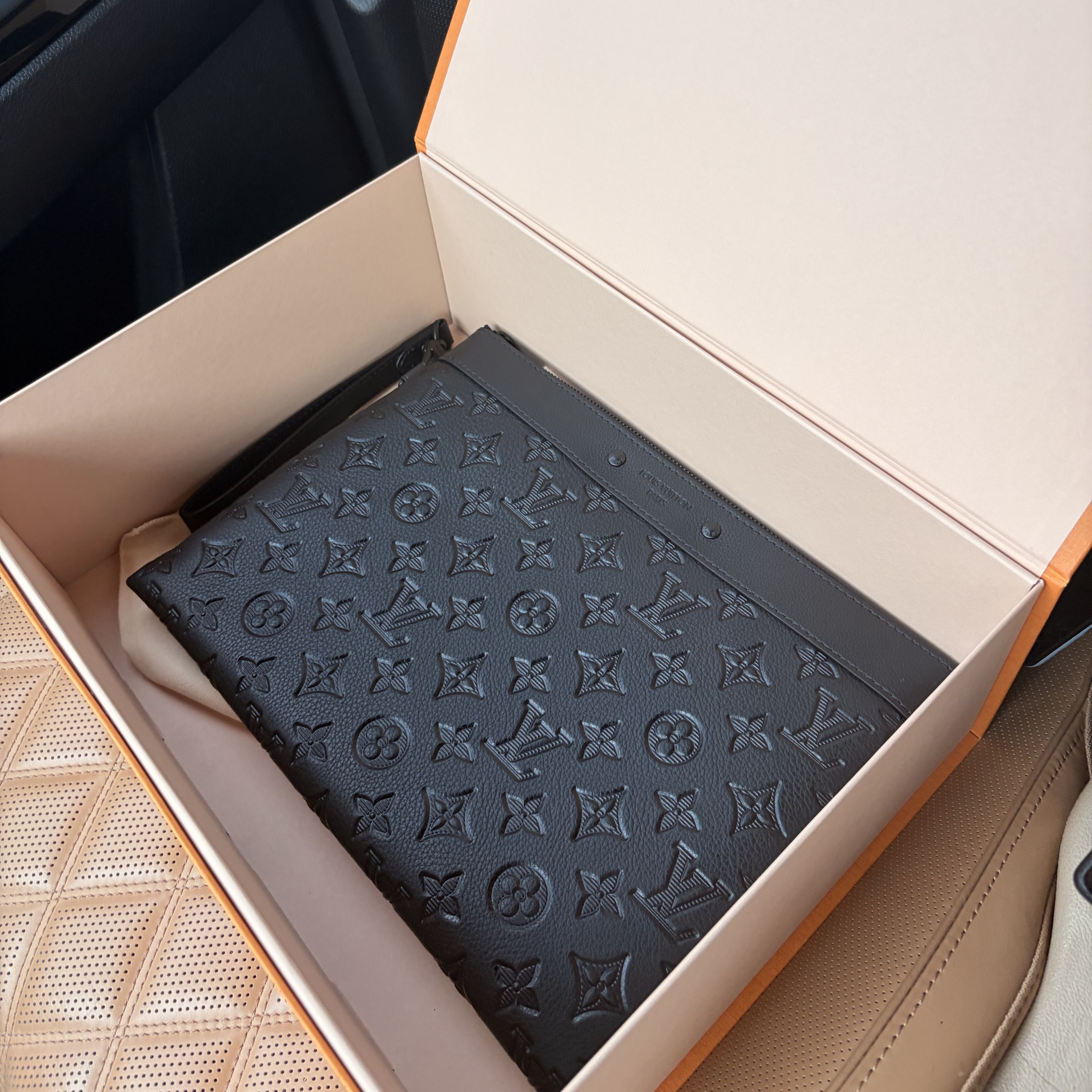 Louis Vuitton Pochette To Go Black 착용 스타일
