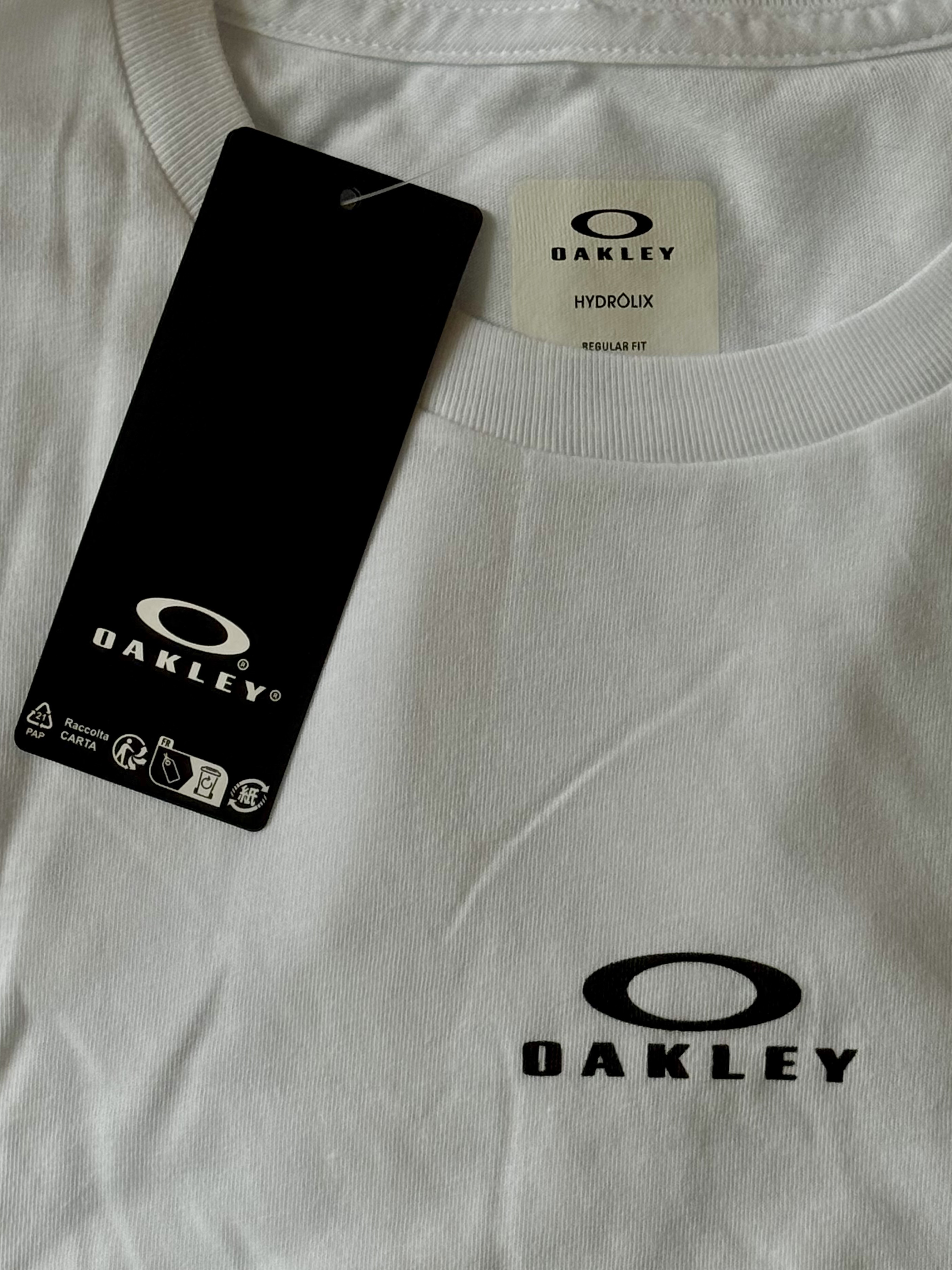 Oakley Bark SS T-Shirt White, Oakley Bark SS T-Shirt Blackout 착용 스타일 - 2
