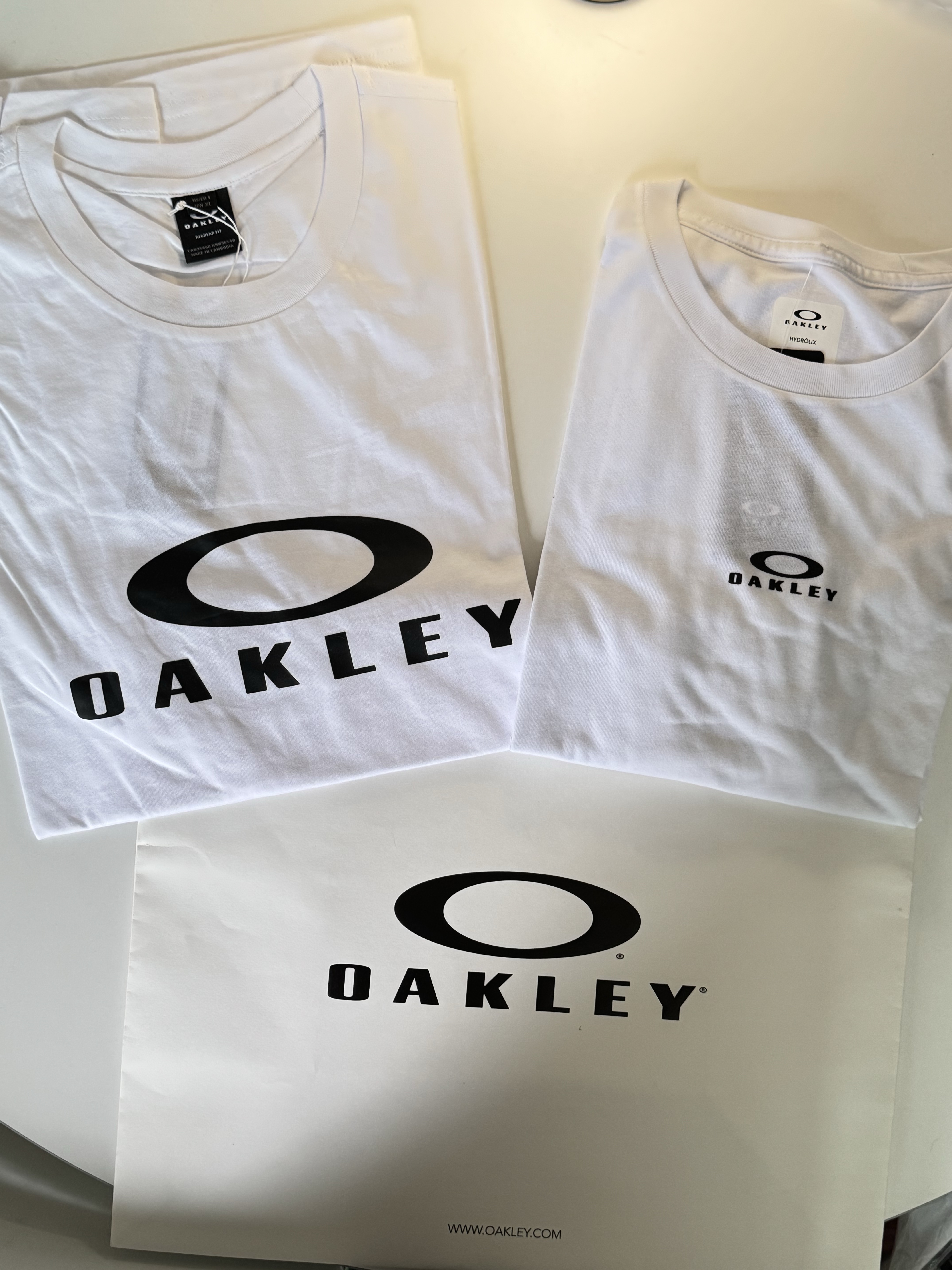 Oakley Bark SS T-Shirt White, Oakley Bark SS T-Shirt Blackout 착용 스타일 - 9