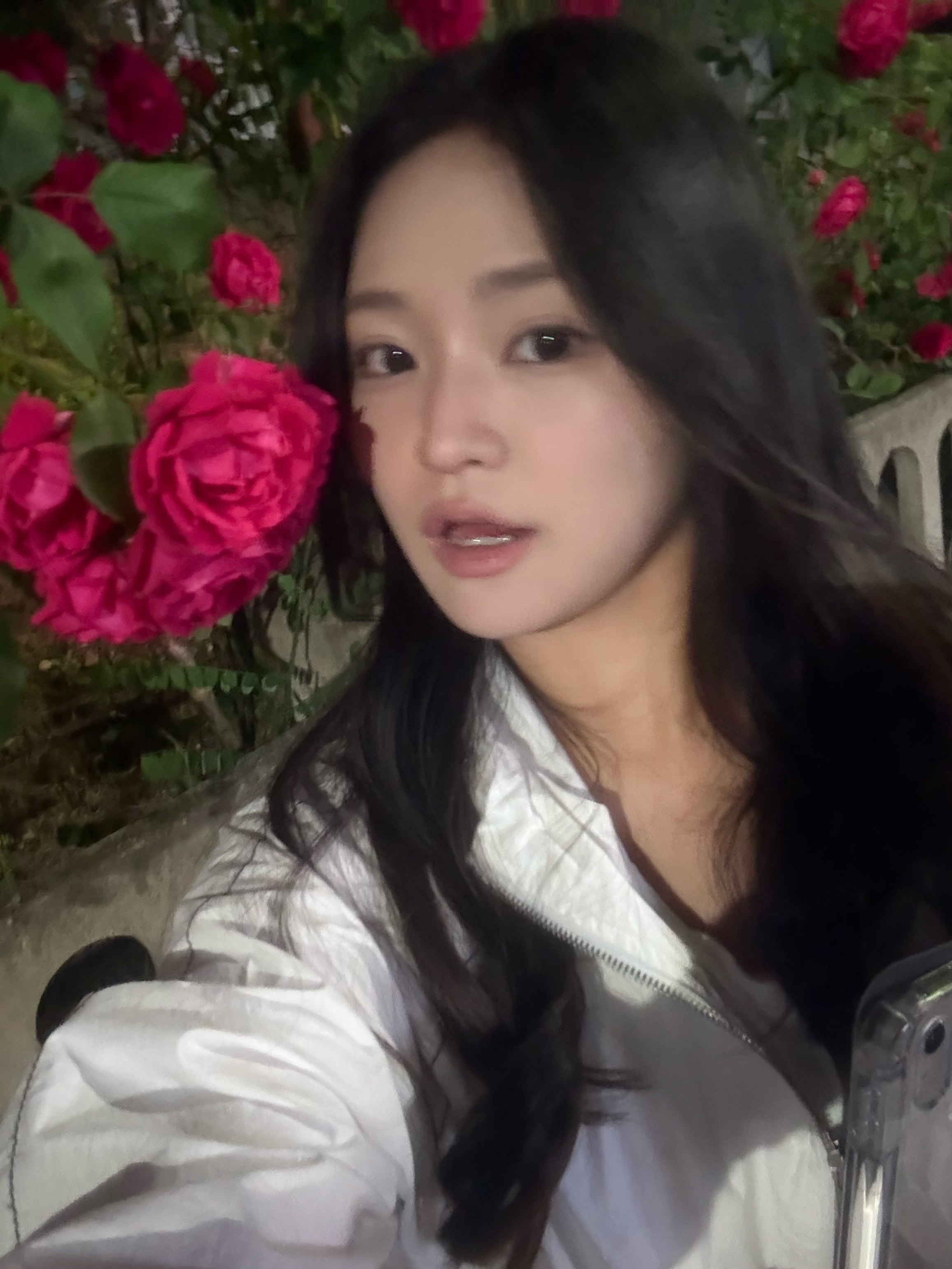 (W) Matin Kim Matin Crop Hoody Coating Jumper In White 착용 스타일 - 1