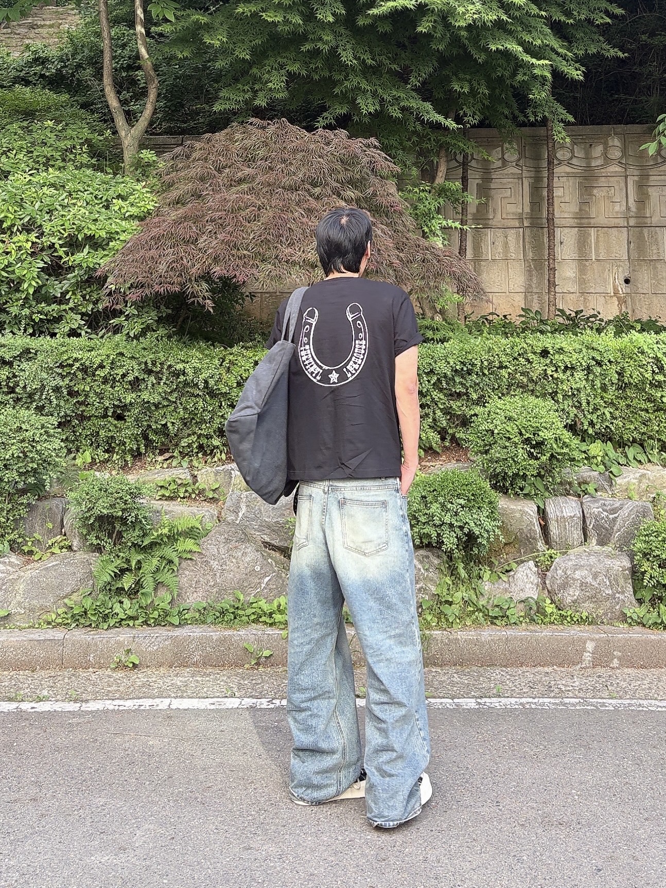 Thevinylhouse Lucky House Tee Black 착용 스타일 - 4