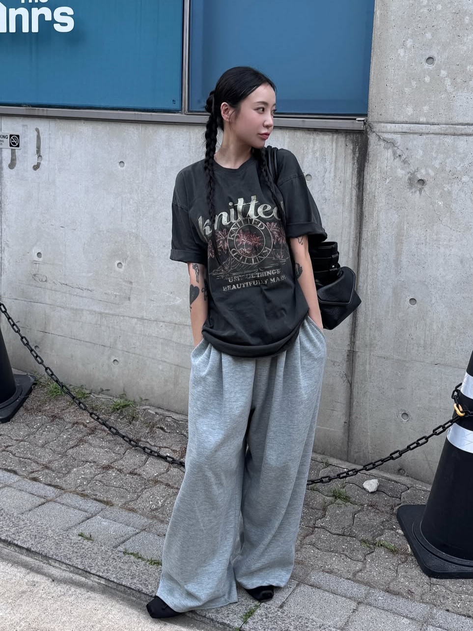Knitted Pigment Palm Tree Graphic T-Shirt Charcoal, Knitted Pigment Palm Tree Graphic T-Shirt White 착용 스타일 - 2