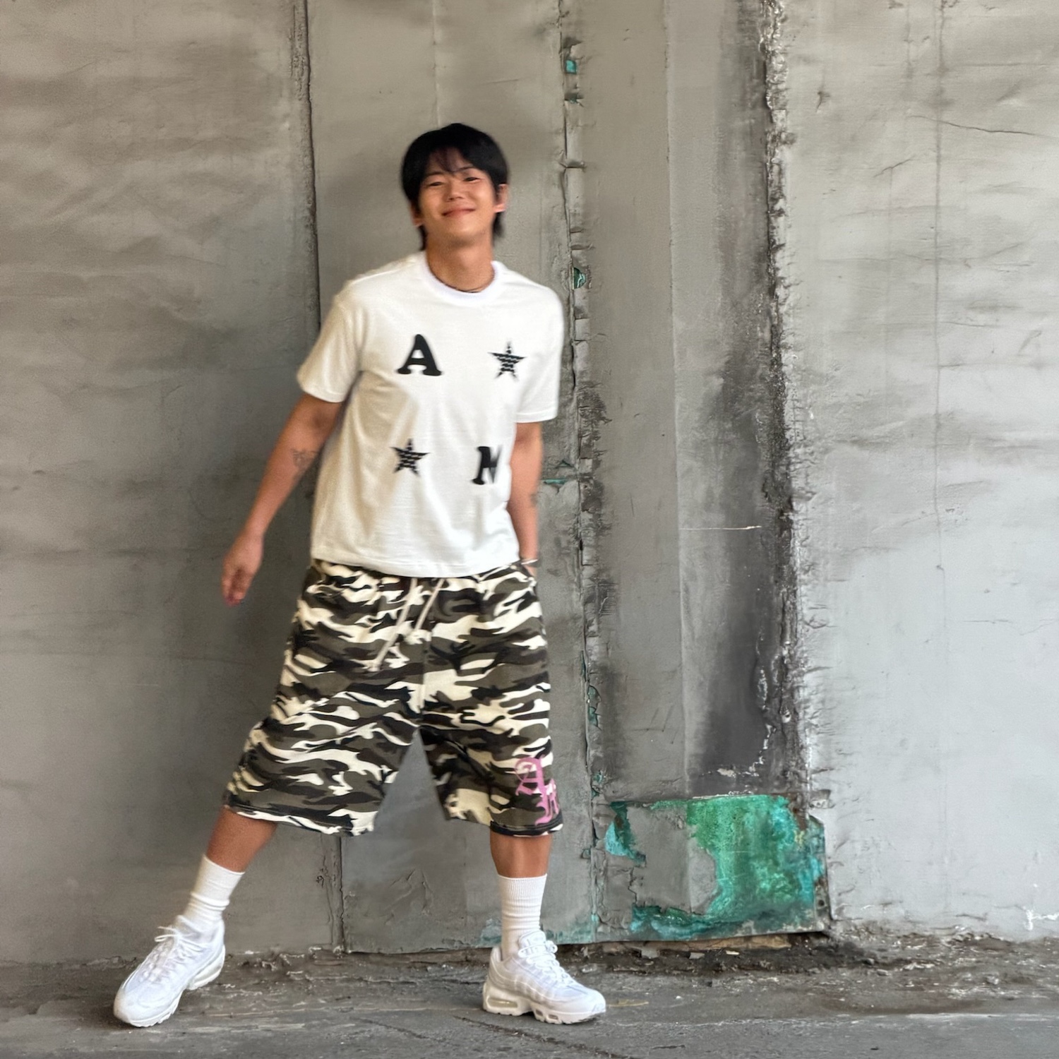 AMOU AM Star Half T-Shirts White, AMOU Camo One Tuck Bermuda Pants Beige 착용 스타일 - 3