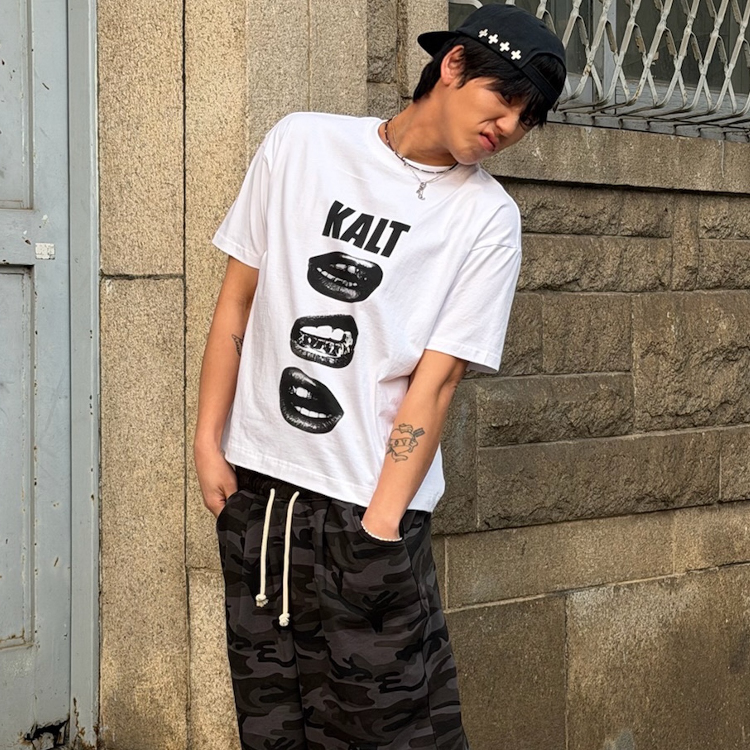 AMOU Camo One Tuck Bermuda Pants Charcoal, AMOU Kalt Lips Half T-Shirts White 착용 스타일 - 4