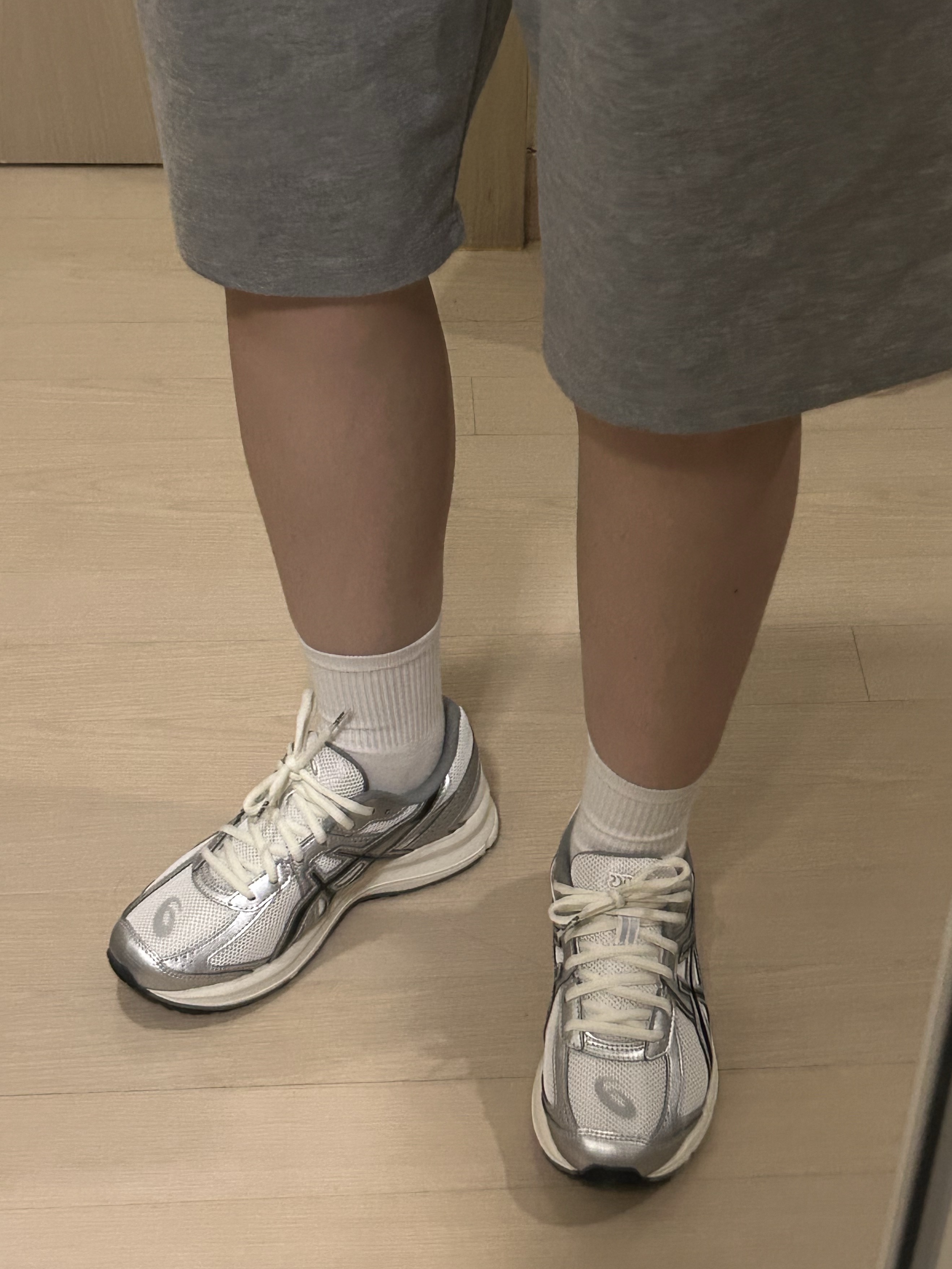 Asics Jog 100 S White Black - 2E Wide 착용 스타일 - 2