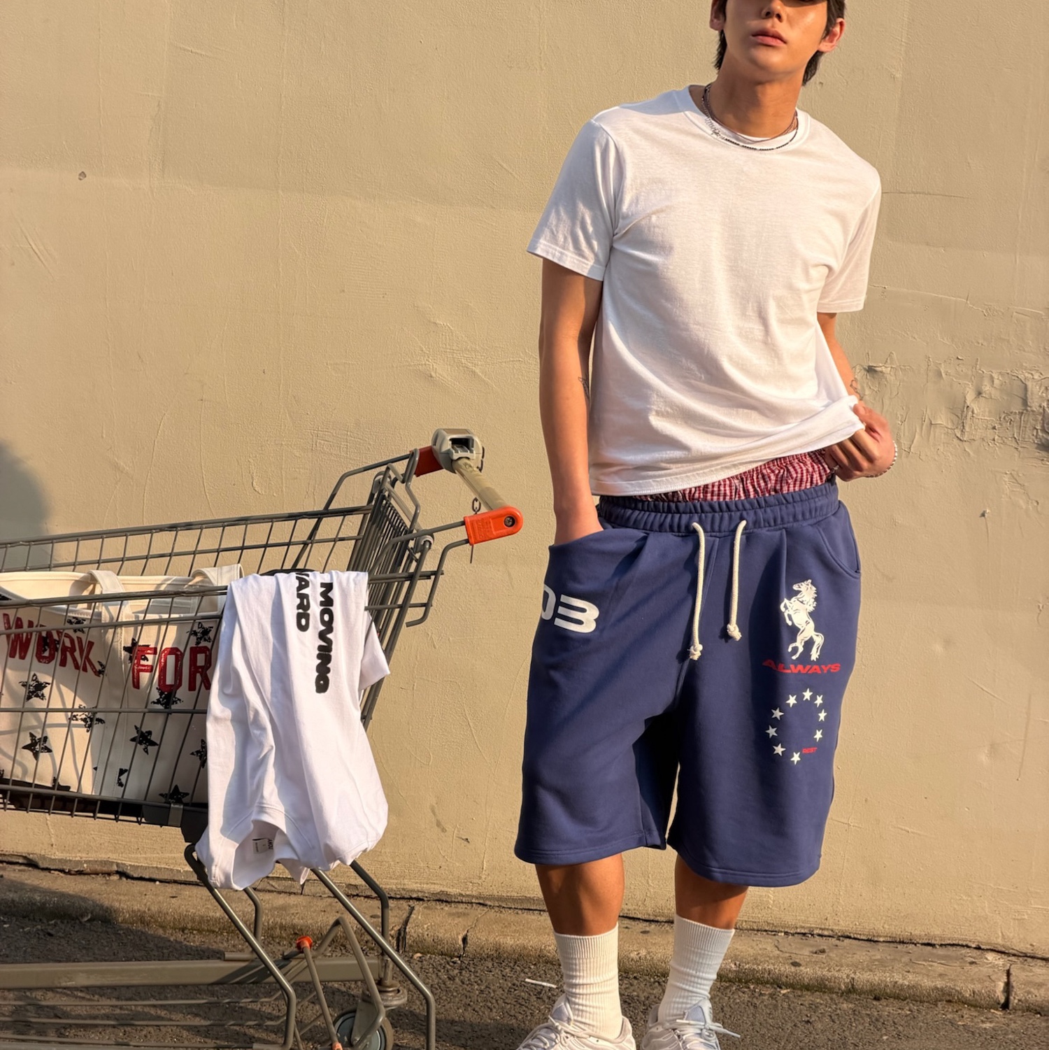 AMOU Horse One Tuck Bermuda Pants Blue 착용 스타일 - 2