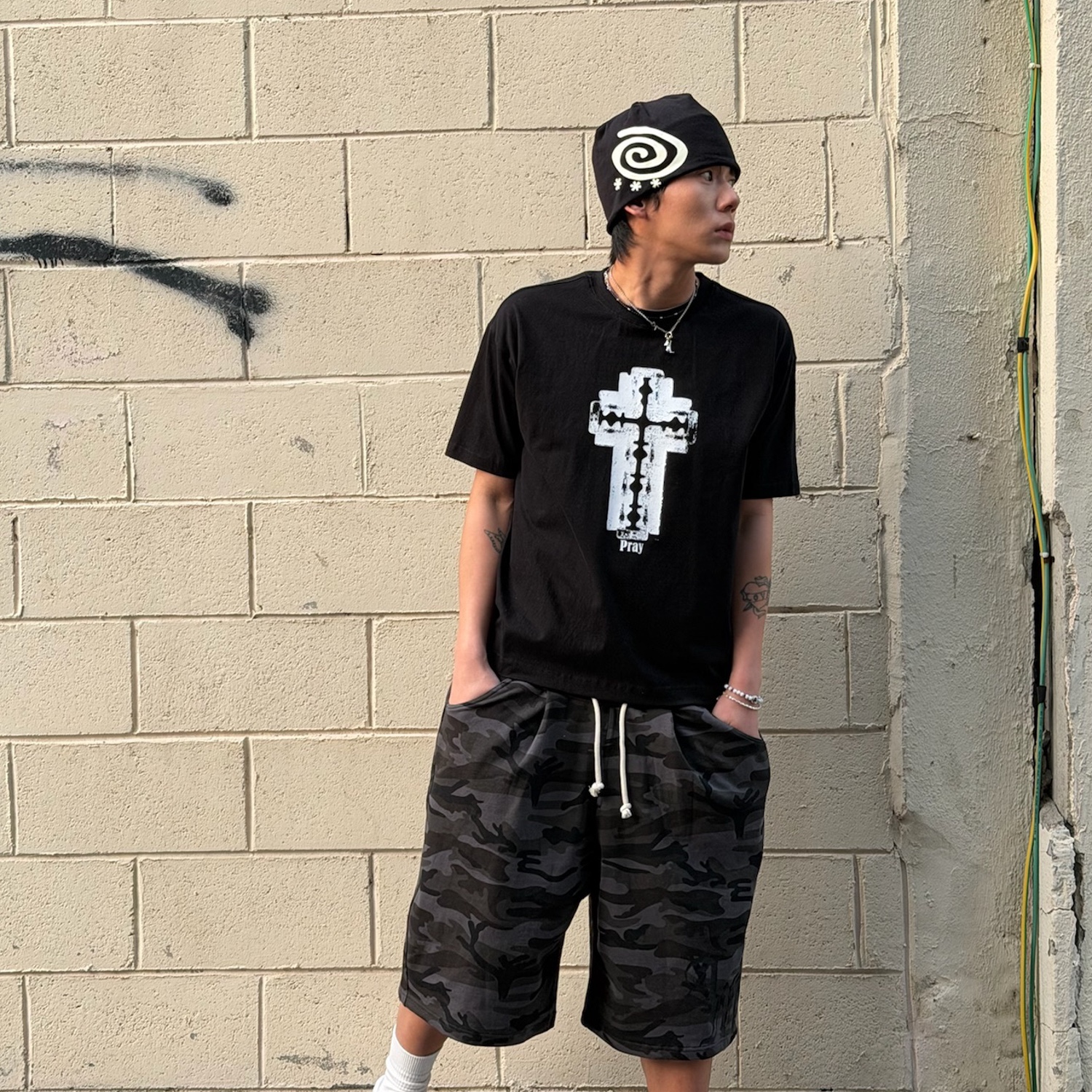AMOU Camo One Tuck Bermuda Pants Charcoal, AMOU Razor Cross Half T-Shirts Black 착용 스타일 - 1