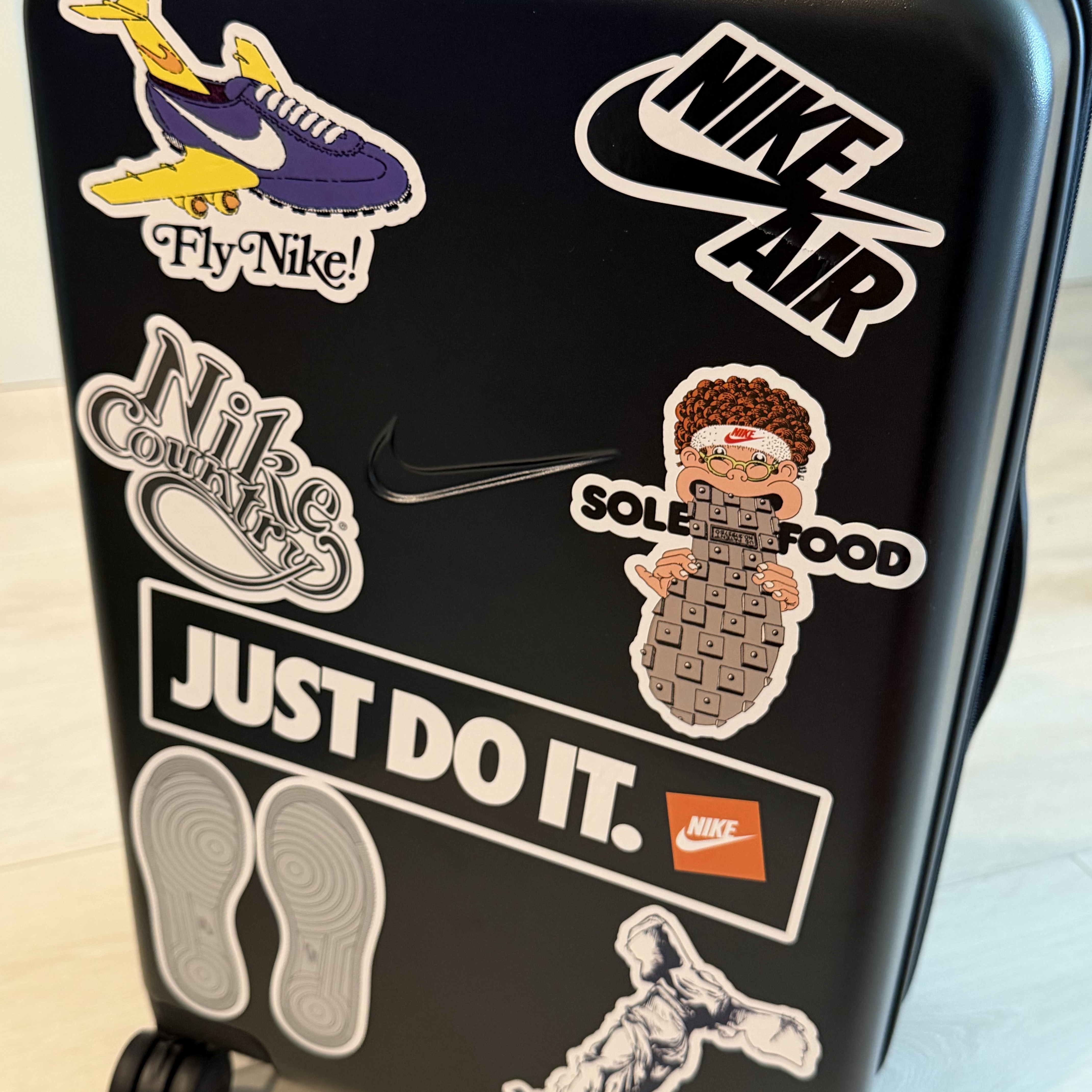 Nike Carry-On Luggage Hardshell 52L Black 착용 스타일 - 4