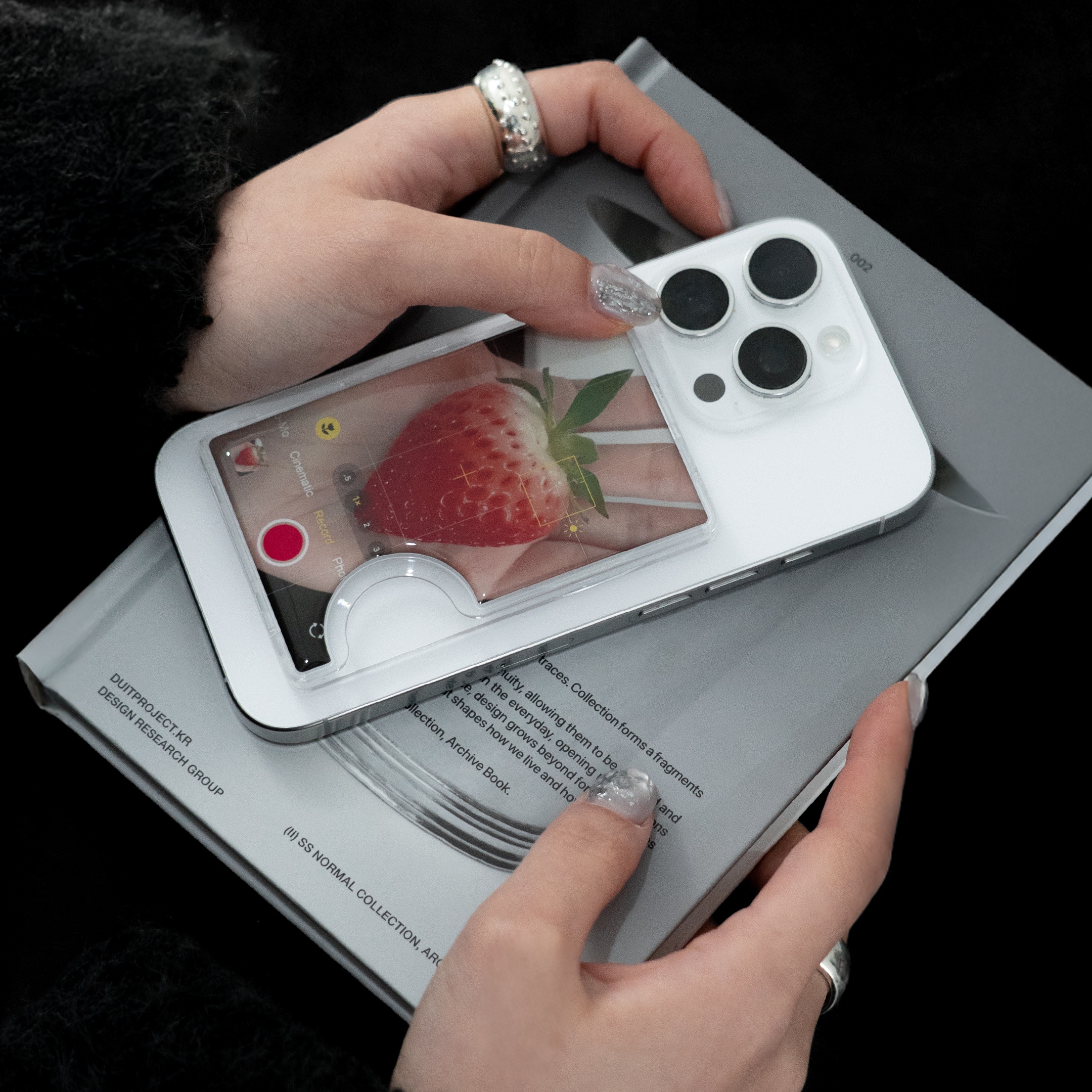 Duitproject Magsafe Strawberry Pocket Epoxy, Duitproject NOTTI HARD COVER DIARY 005 착용 스타일 - 1