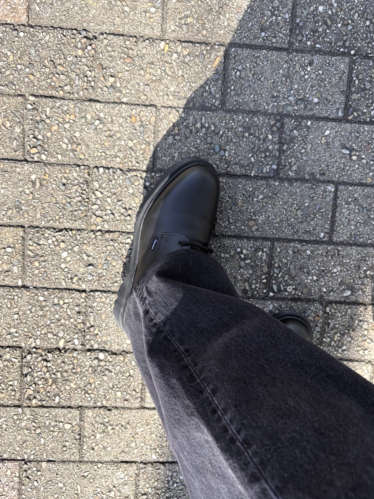 Dr. Martens x Supreme Postal Supreme 4-Eye Shoe Black - 26SS 착용 스타일 - 2