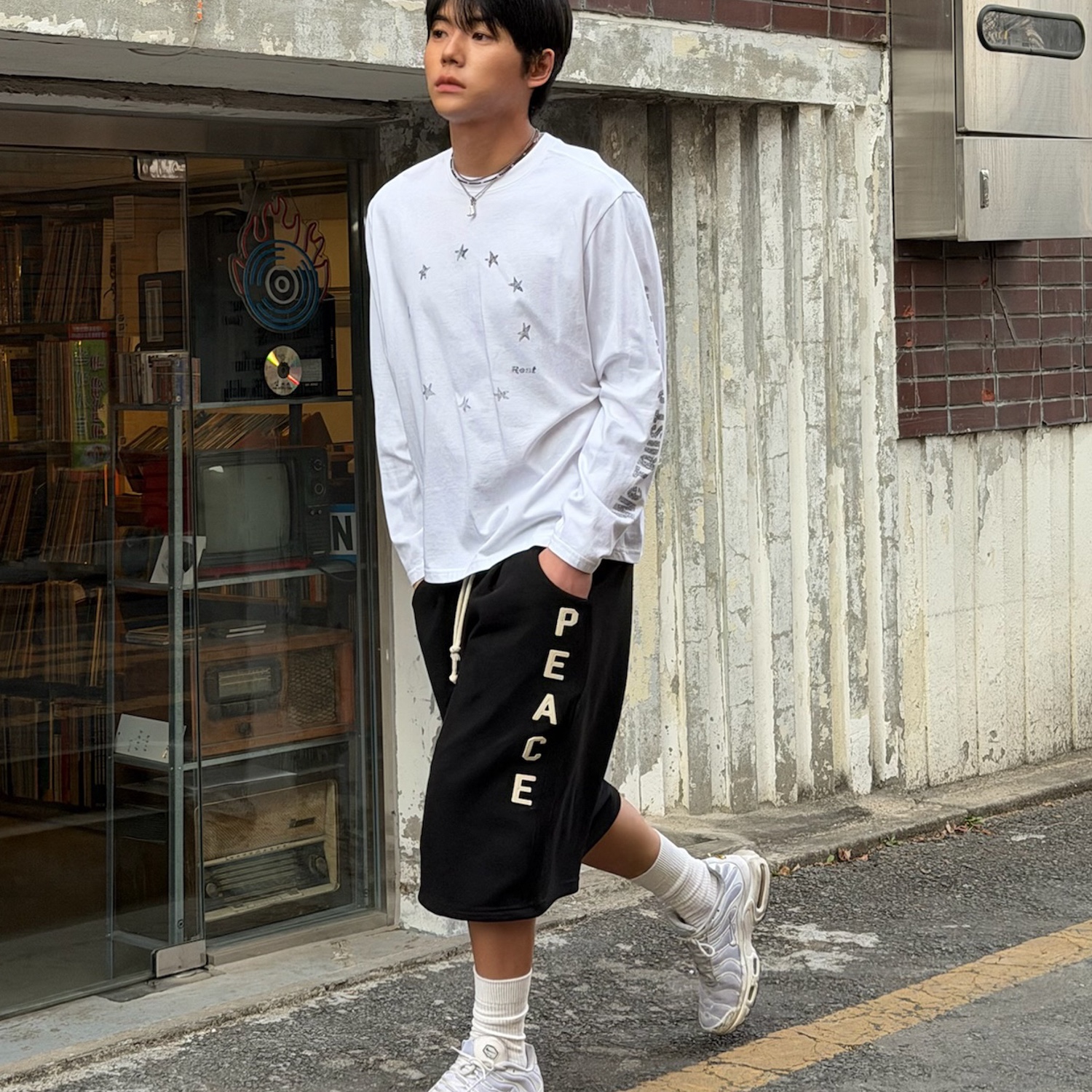 AMOU Peace One Tuck Bermuda Pants Black 착용 스타일 - 1