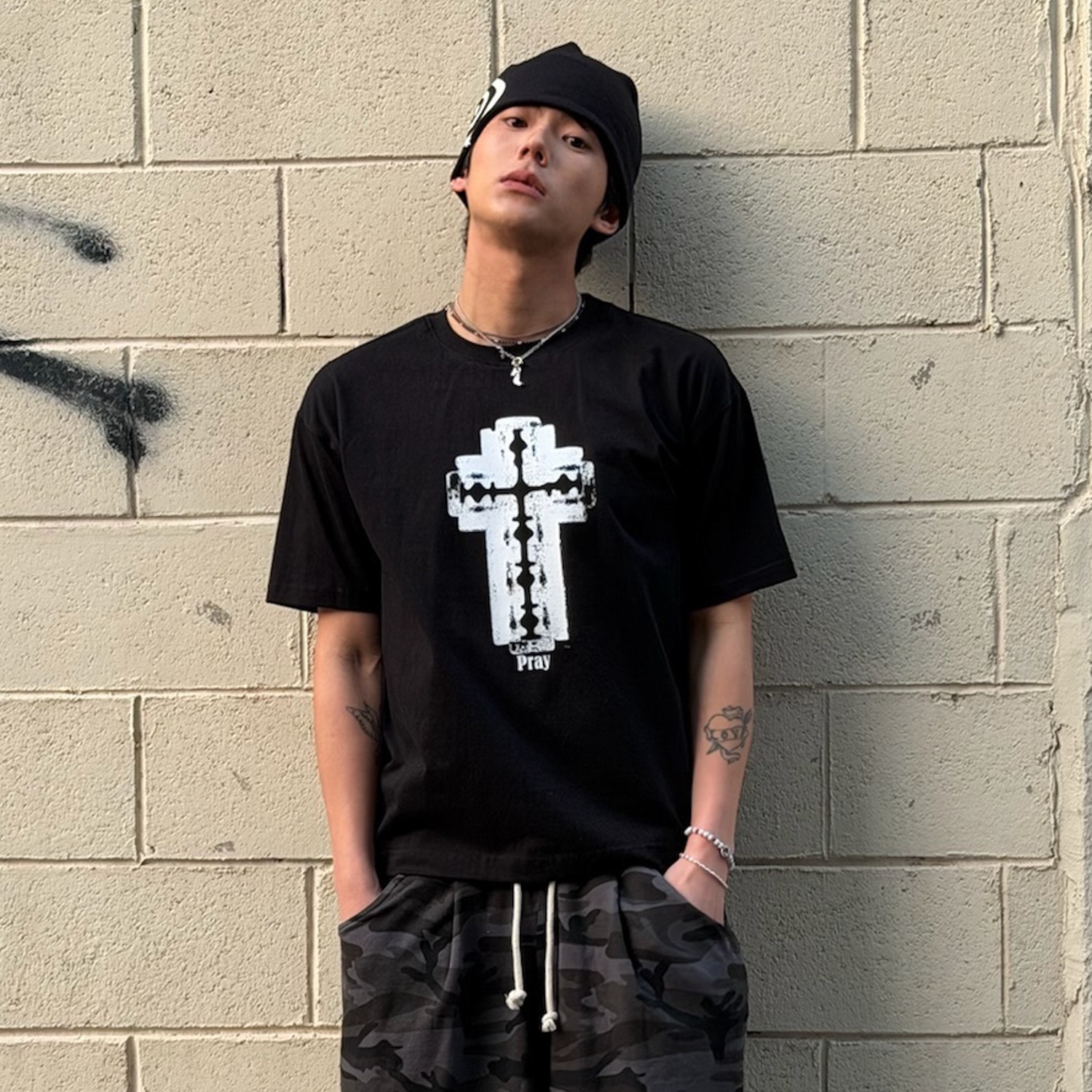 AMOU Camo One Tuck Bermuda Pants Charcoal, AMOU Razor Cross Half T-Shirts Black 착용 스타일 - 3