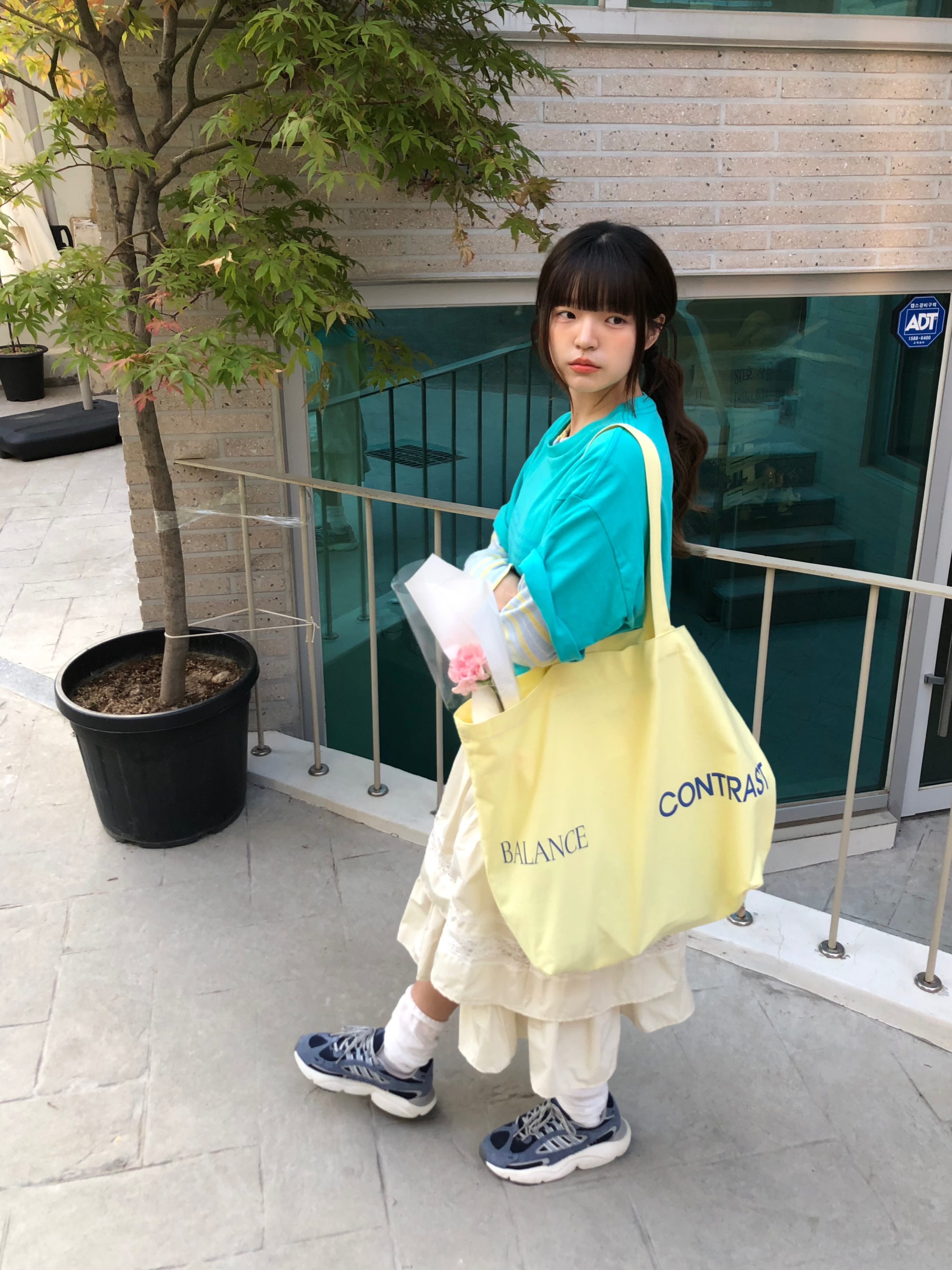 noun Easeful Tote Bag Lemon 착용 스타일 - 4