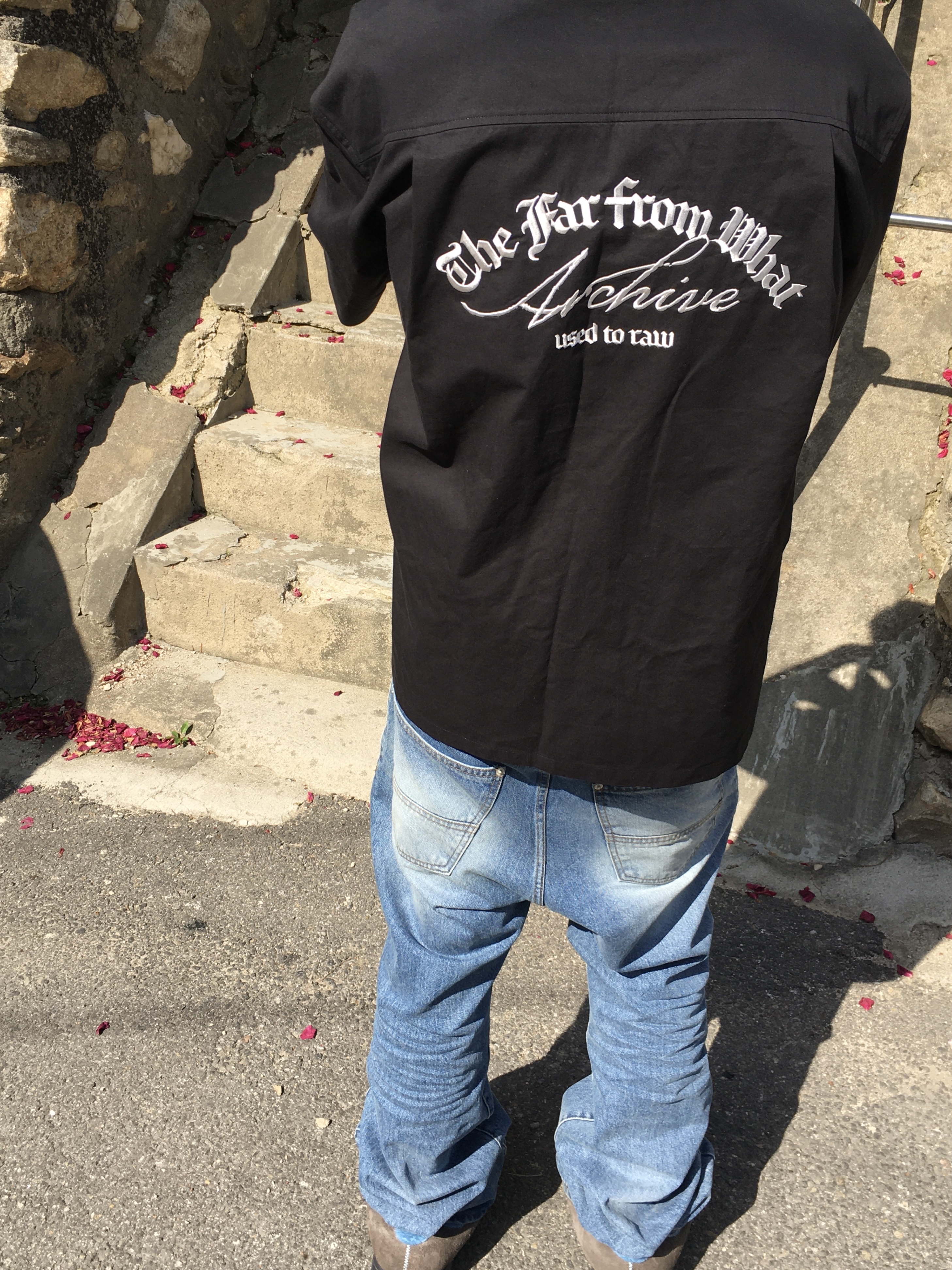 Farfromwhat Far Open Collar Shirts Black, Farfromwhat Far Aged Flare Jeans Light Blue 착용 스타일 - 1