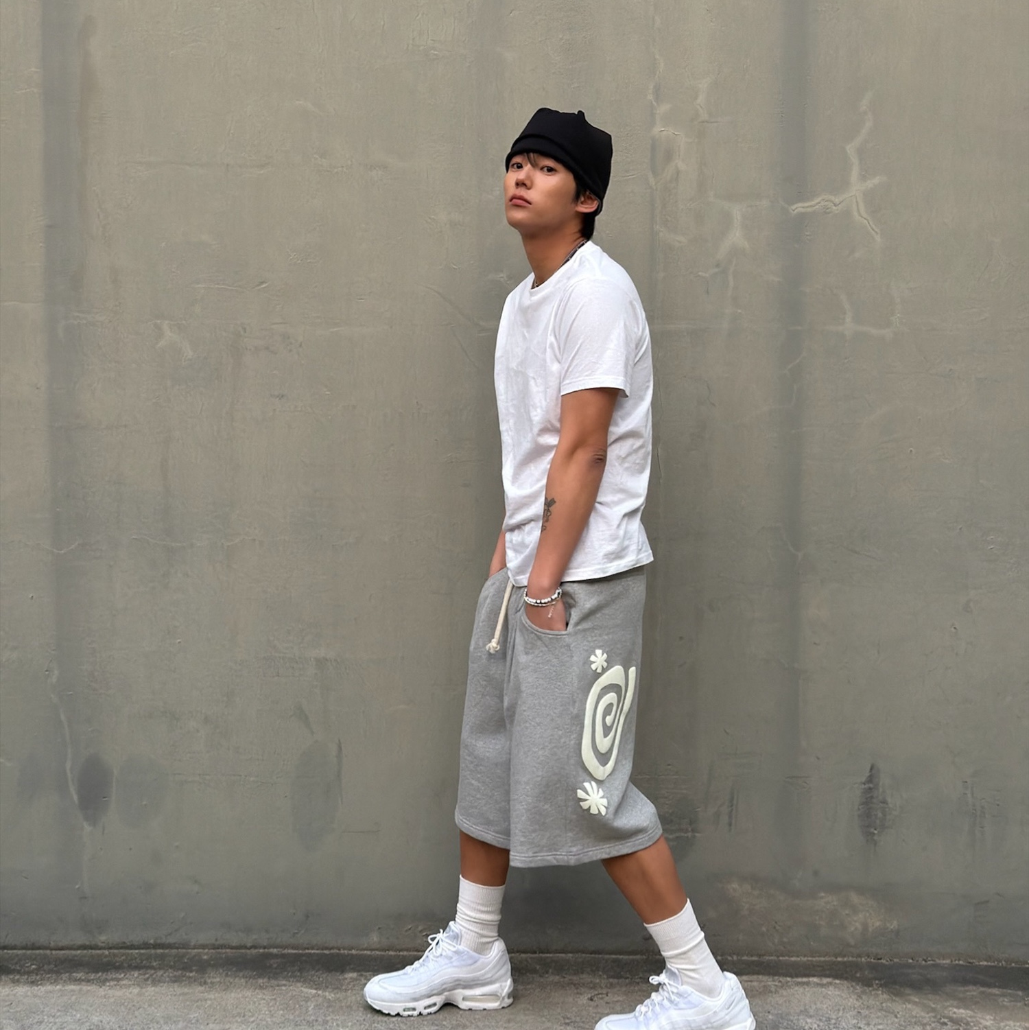 AMOU Molly One Tuck Bermuda Pants Gray 착용 스타일 - 1