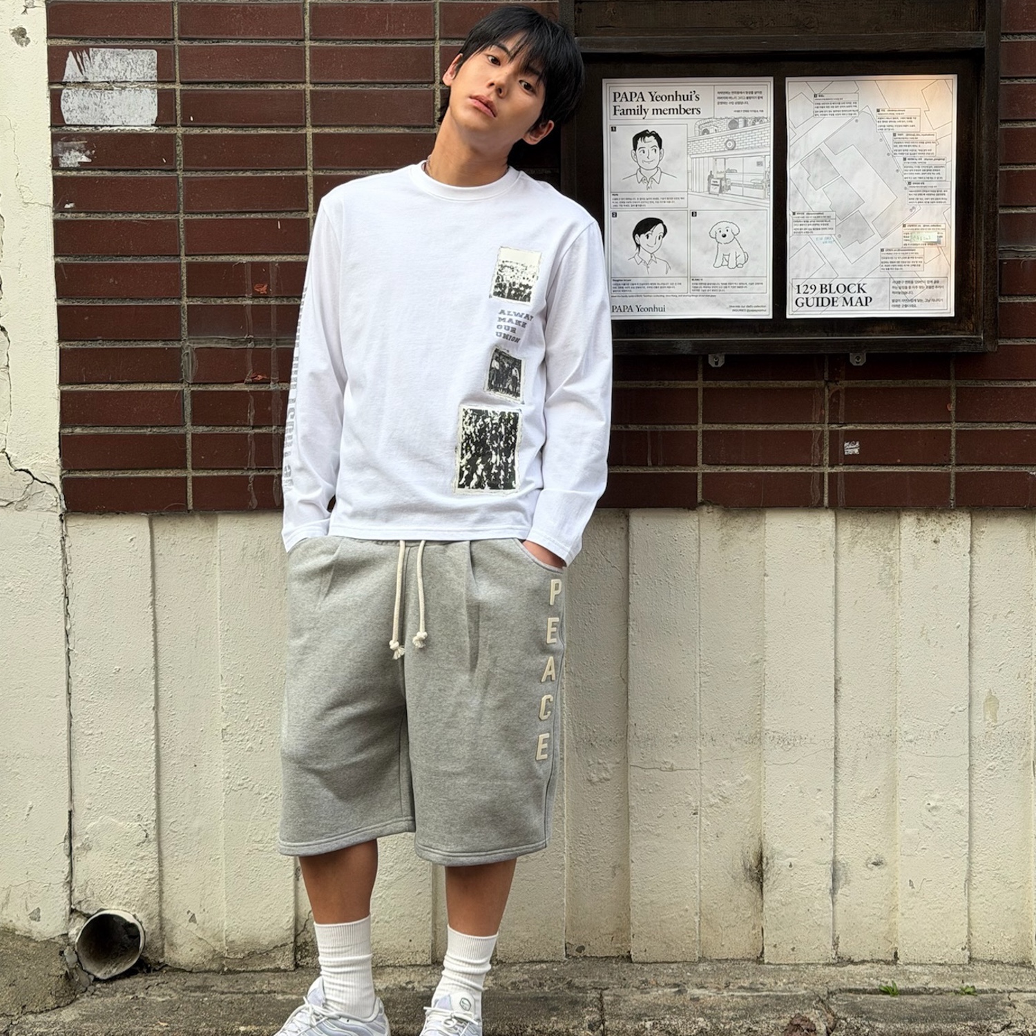 AMOU Peace One Tuck Bermuda Pants Gray 착용 스타일 - 2