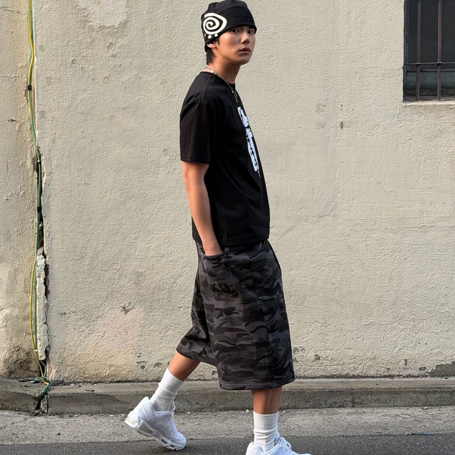 AMOU Camo One Tuck Bermuda Pants Charcoal 착용 스타일 - 2