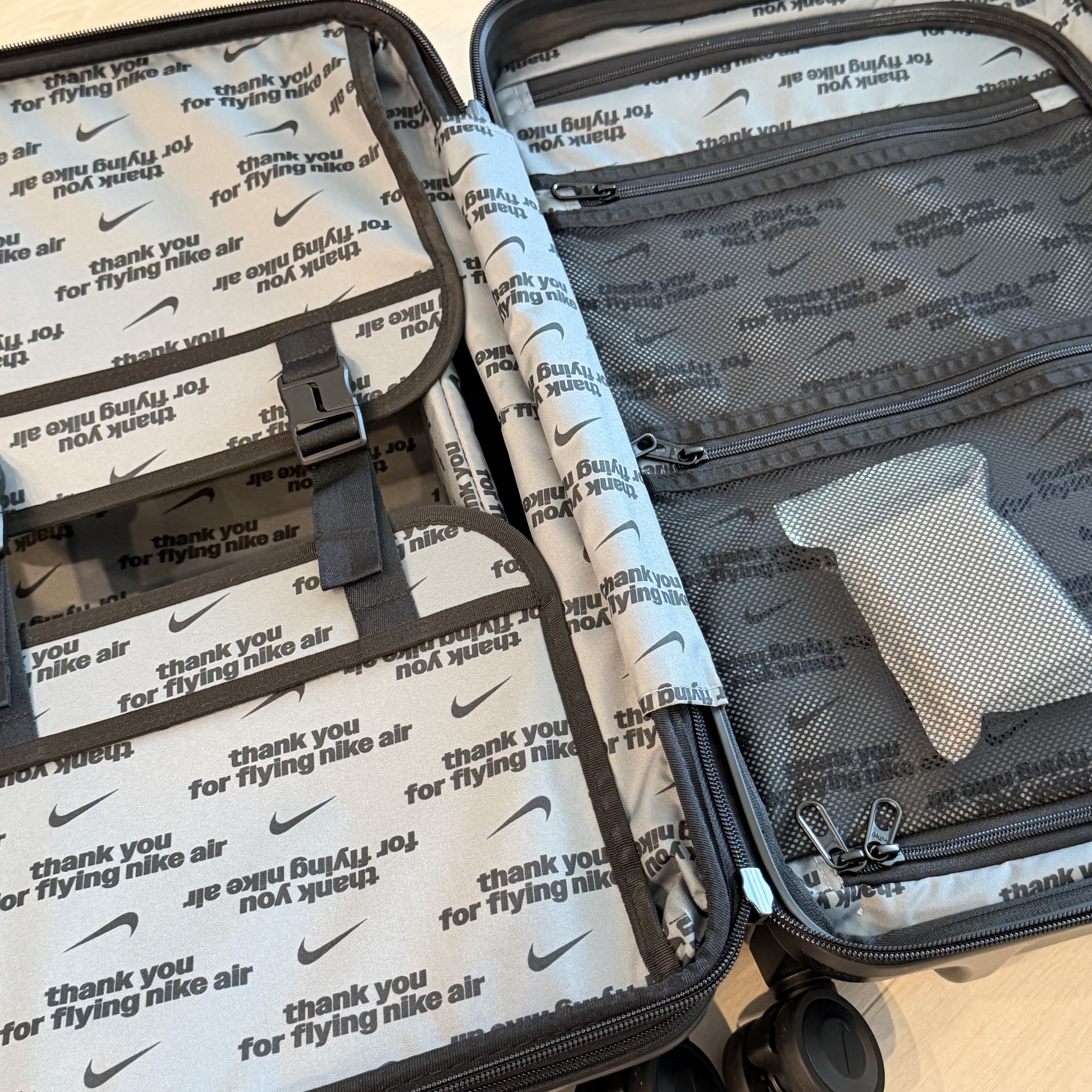 Nike Carry-On Luggage Hardshell 52L Black 착용 스타일 - 2