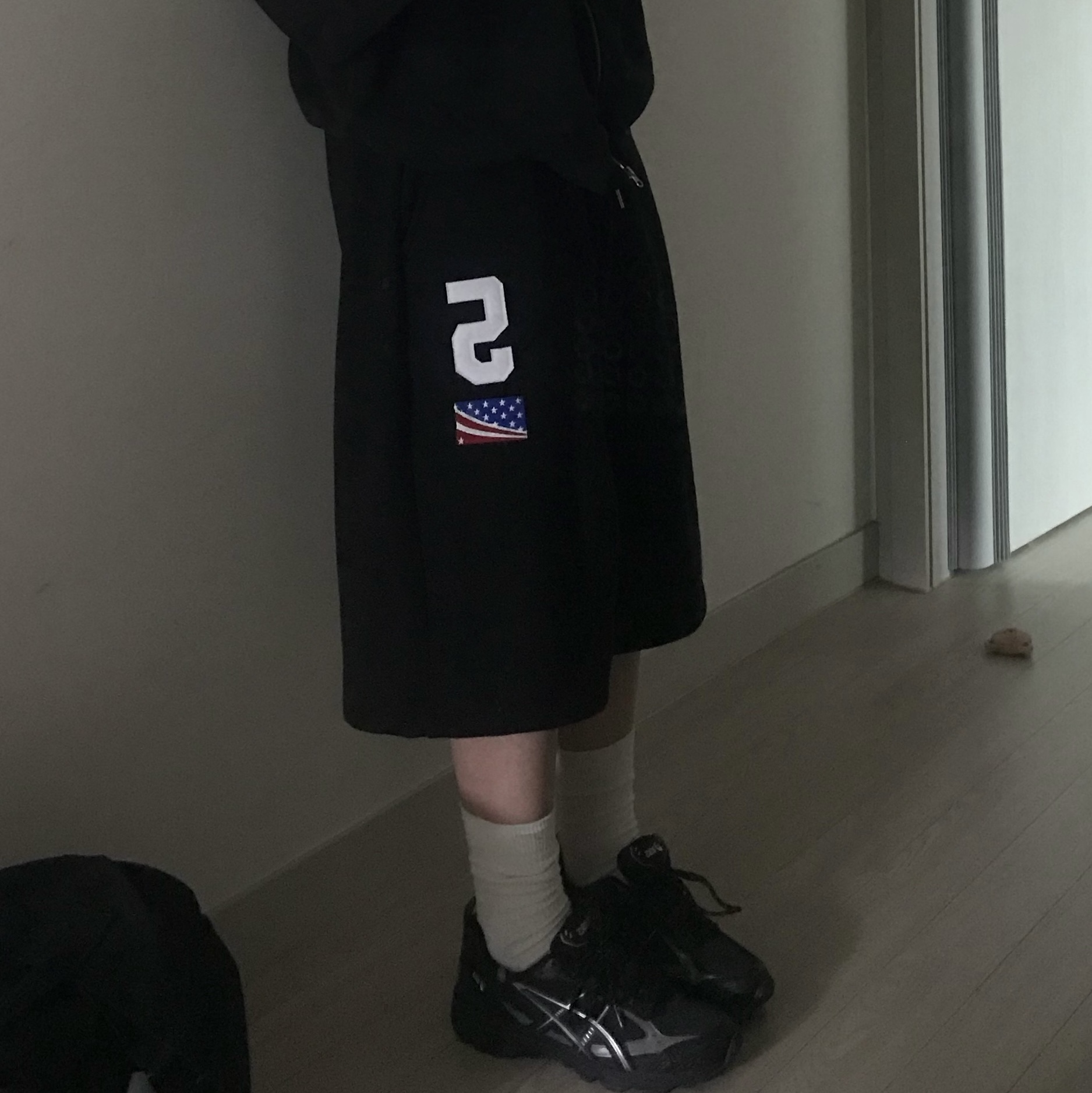 NICKEL DONKEY BERMUDA PANTS, Asics Gel-Nunobiki Graphite Grey Black 착용 스타일 - 1
