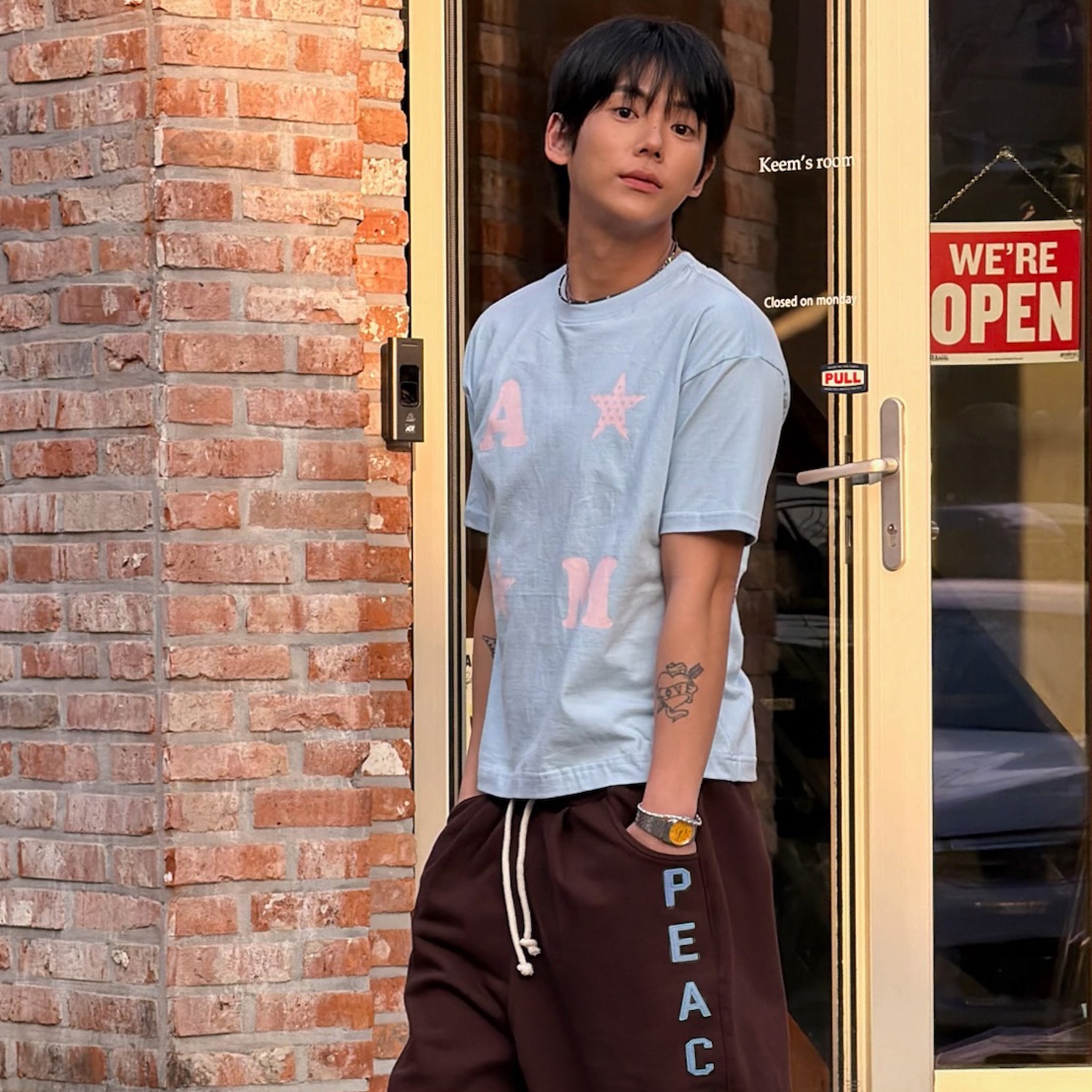 AMOU Peace One Tuck Bermuda Pants Brown, AMOU AM Star Half T-Shirts Light Blue 착용 스타일 - 1