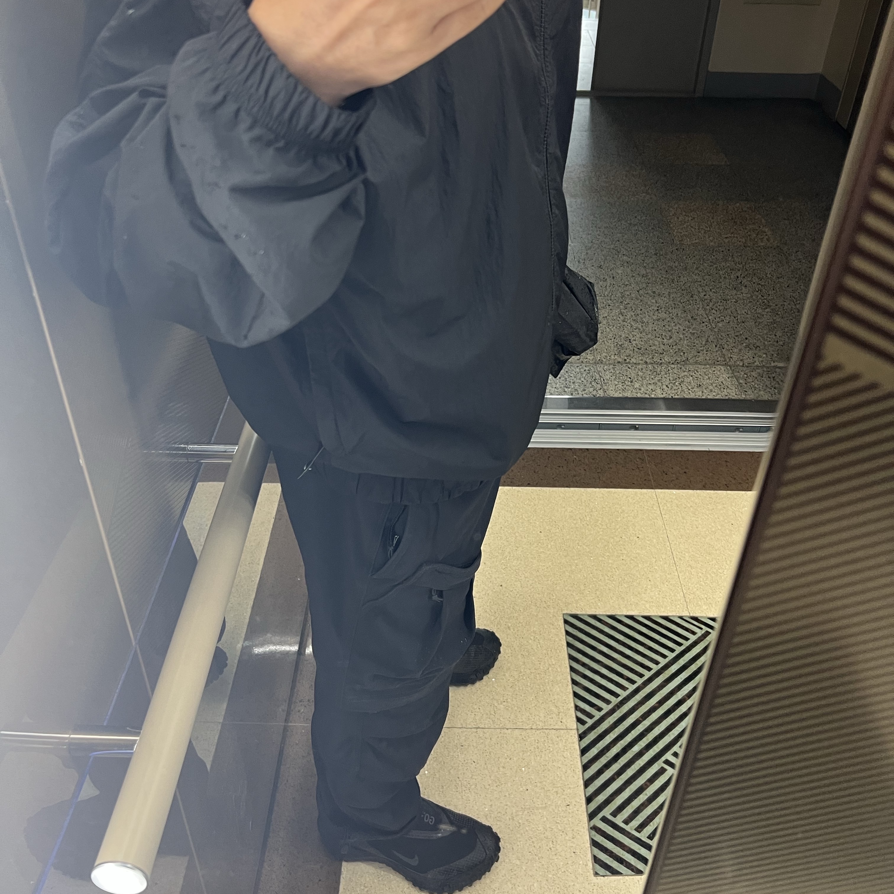 Nike ACG Mountain Fly Gore-Tex Black and Dark Grey, Nike ACG Smith Summit Cargo Pants Black - Asia 착용 스타일