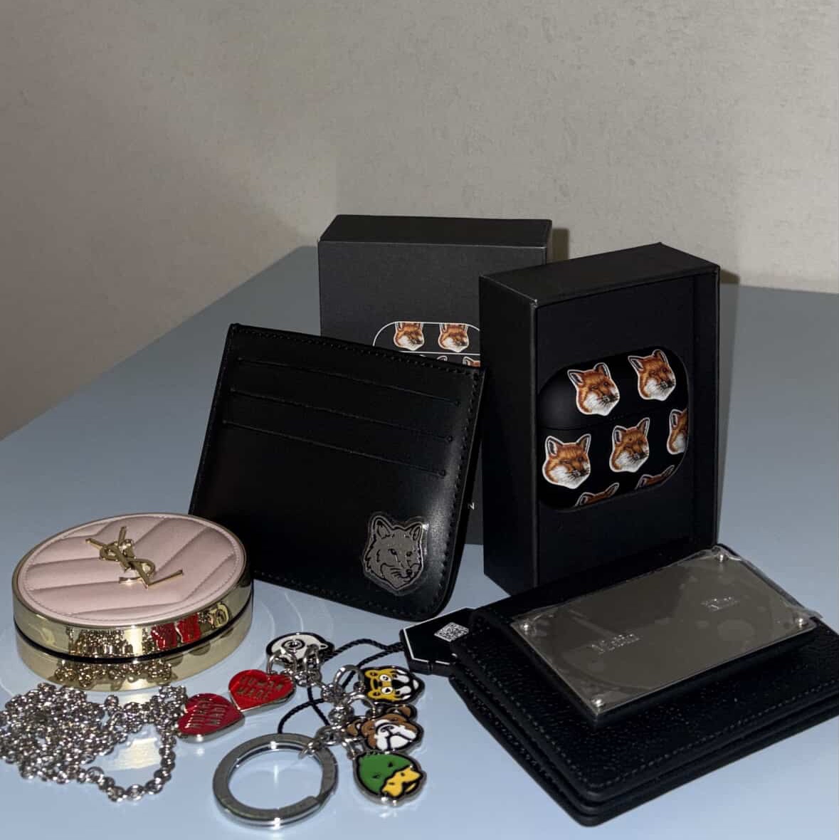 Human Made Animal Keyring Silver, Maison Kitsune x Native Union All Over Fox Head Airpods Pro 2 Case Black 착용 스타일 - 1