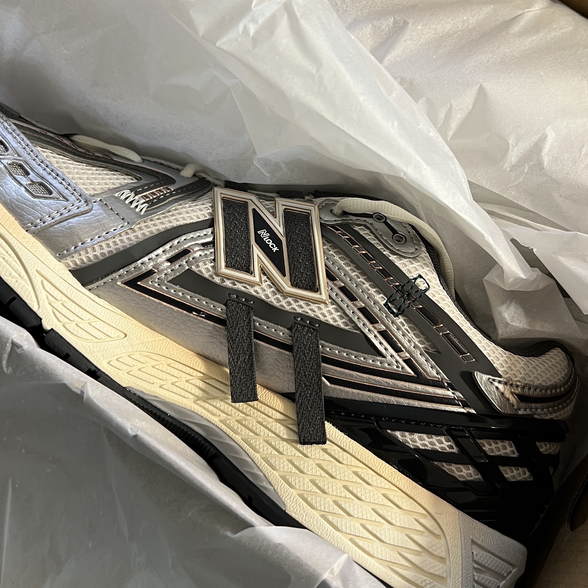 New Balance 1906A Silver Metallic Castlerock 착용 스타일