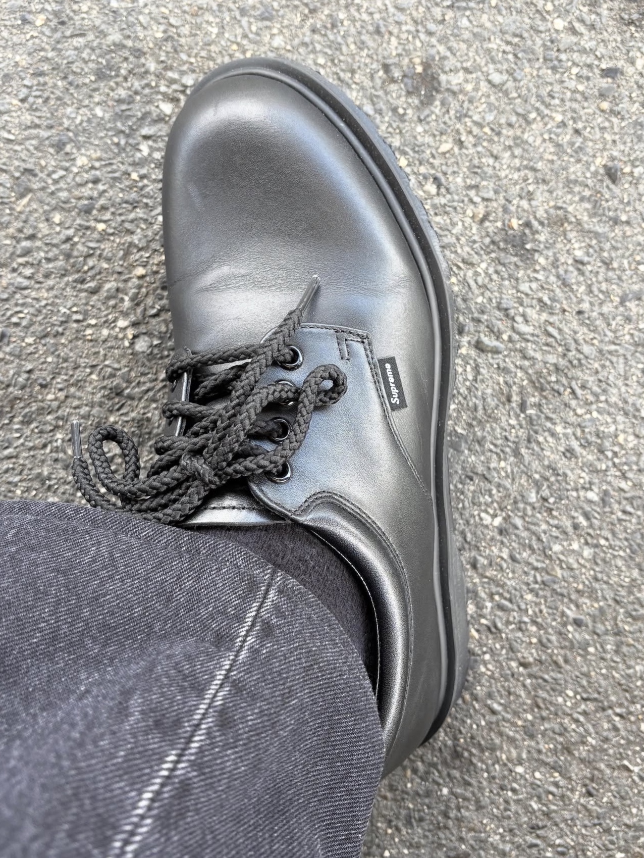 Dr. Martens x Supreme Postal Supreme 4-Eye Shoe Black - 26SS 착용 스타일 - 1