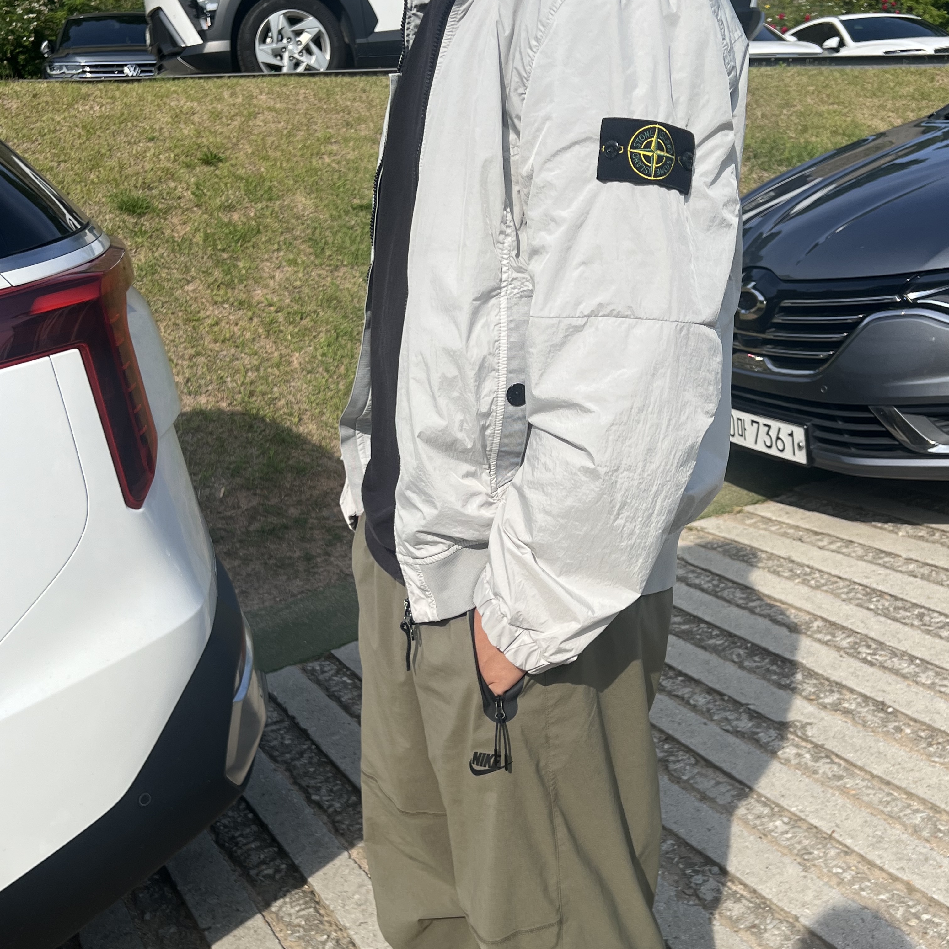 Stone Island 4100037 Crinkle Reps R-Ny Wind Resistant Jacket with Anti Drop and Mesh Lining Pearl Grey - 25SS, Jordan 1 x Travis Scott Retro Low OG SP Reverse Olive 착용 스타일