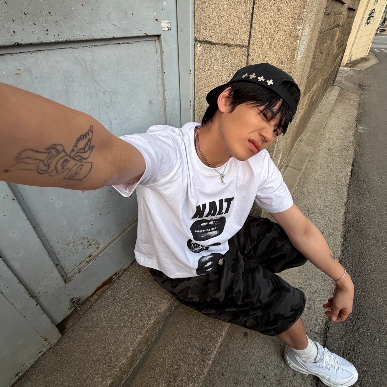 AMOU Camo One Tuck Bermuda Pants Charcoal, AMOU Kalt Lips Half T-Shirts White 착용 스타일 - 4