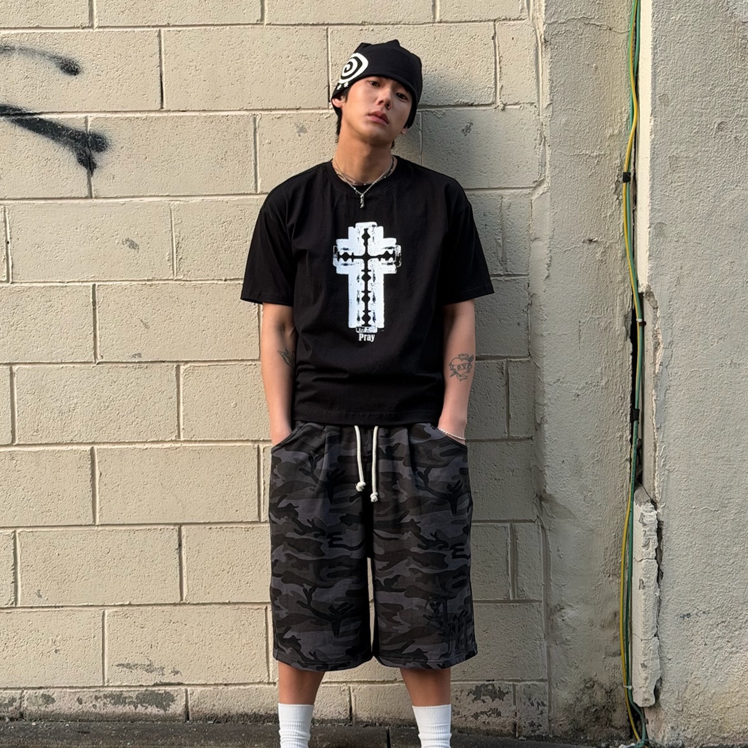 AMOU Camo One Tuck Bermuda Pants Charcoal, AMOU Razor Cross Half T-Shirts Black 착용 스타일 - 2
