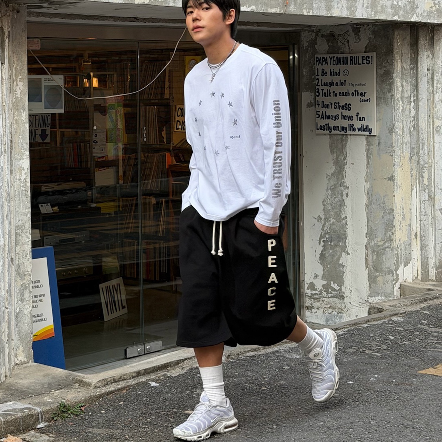 AMOU Peace One Tuck Bermuda Pants Black 착용 스타일 - 2