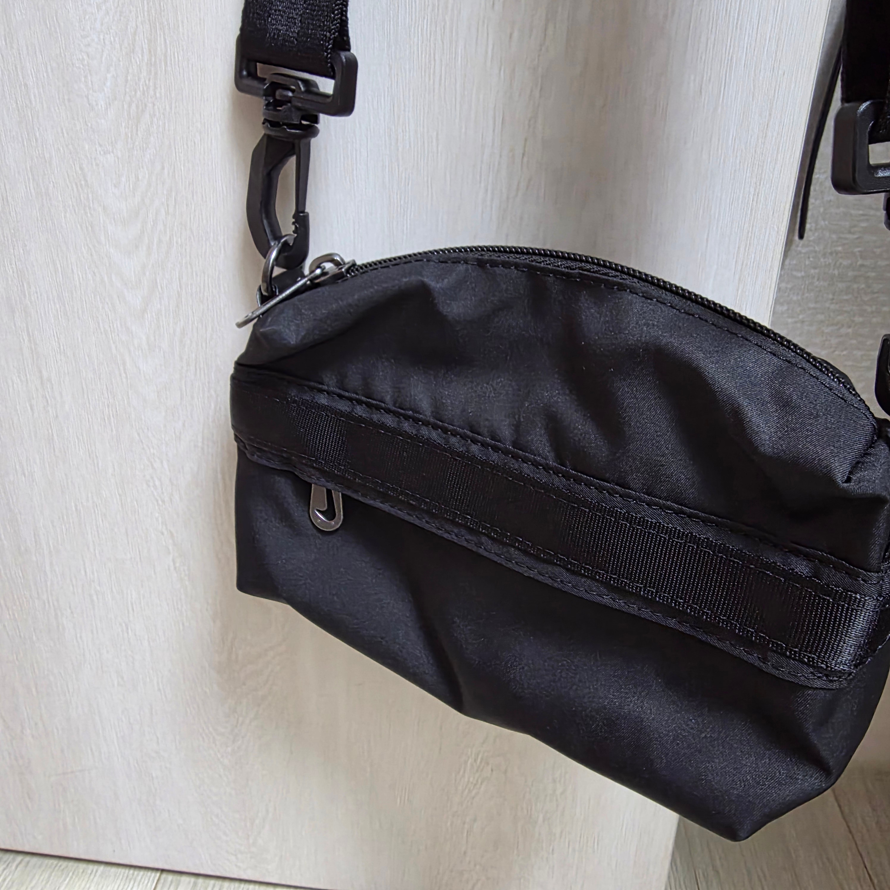 Nike NSW Futura Luxe Crossbody Bag 1L Black 착용 스타일 - 2