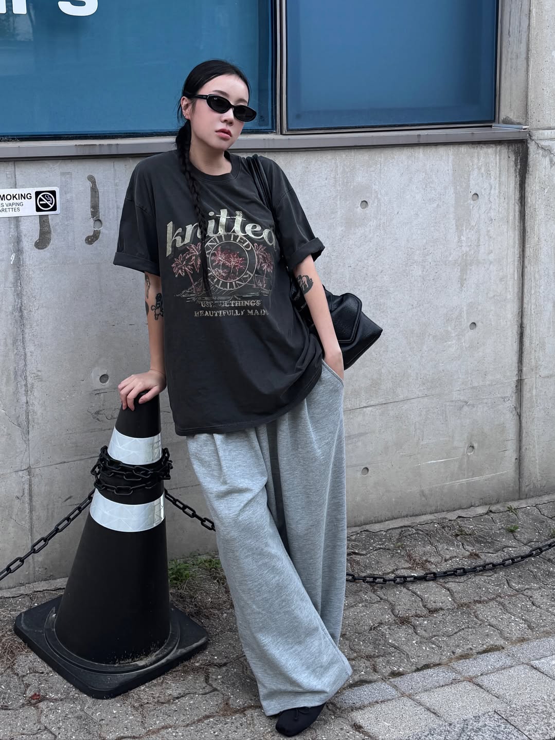 Knitted Pigment Palm Tree Graphic T-Shirt Charcoal, Knitted Pigment Palm Tree Graphic T-Shirt White 착용 스타일 - 1