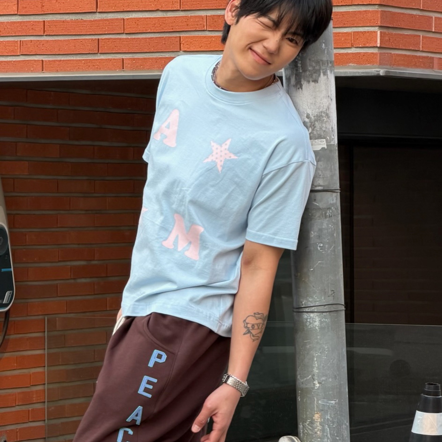 AMOU Peace One Tuck Bermuda Pants Brown, AMOU AM Star Half T-Shirts Light Blue 착용 스타일 - 3