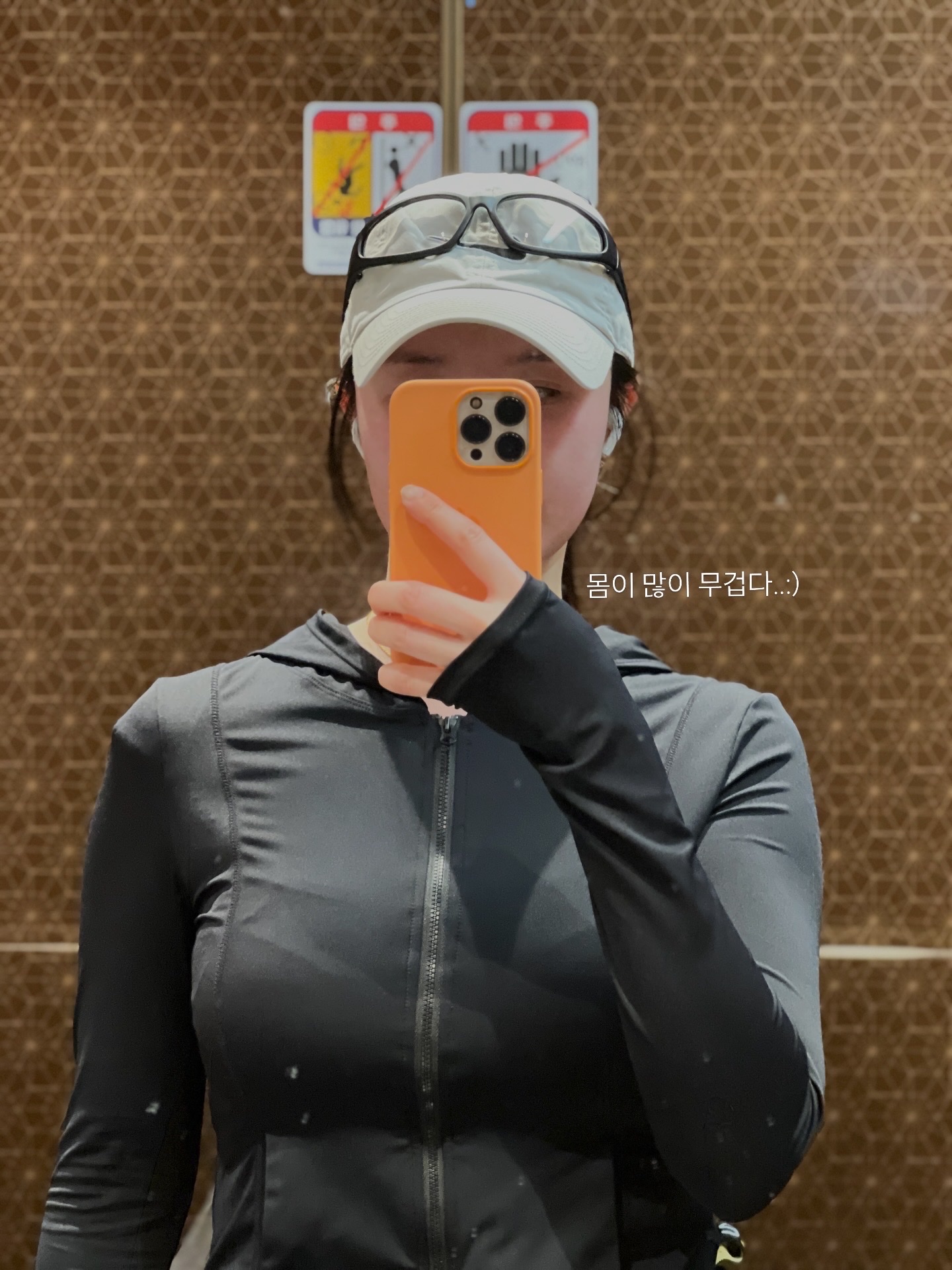 Nike Heritage 86 Essential Cap Light Bone, Global Vision 24 Hercules 1 Matte Black Clear to Smoke Photochromic Lenses 착용 스타일 - 1