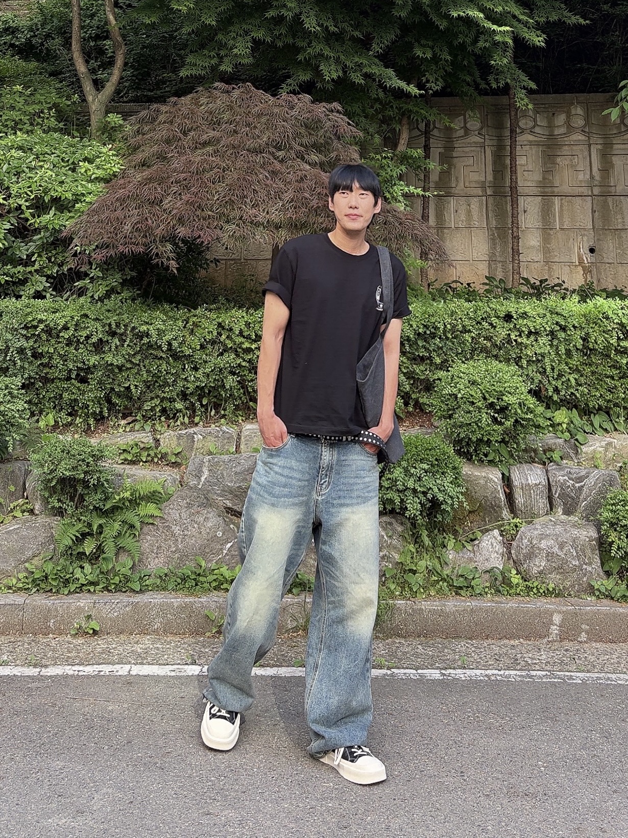 Thevinylhouse Lucky House Tee Black 착용 스타일 - 1