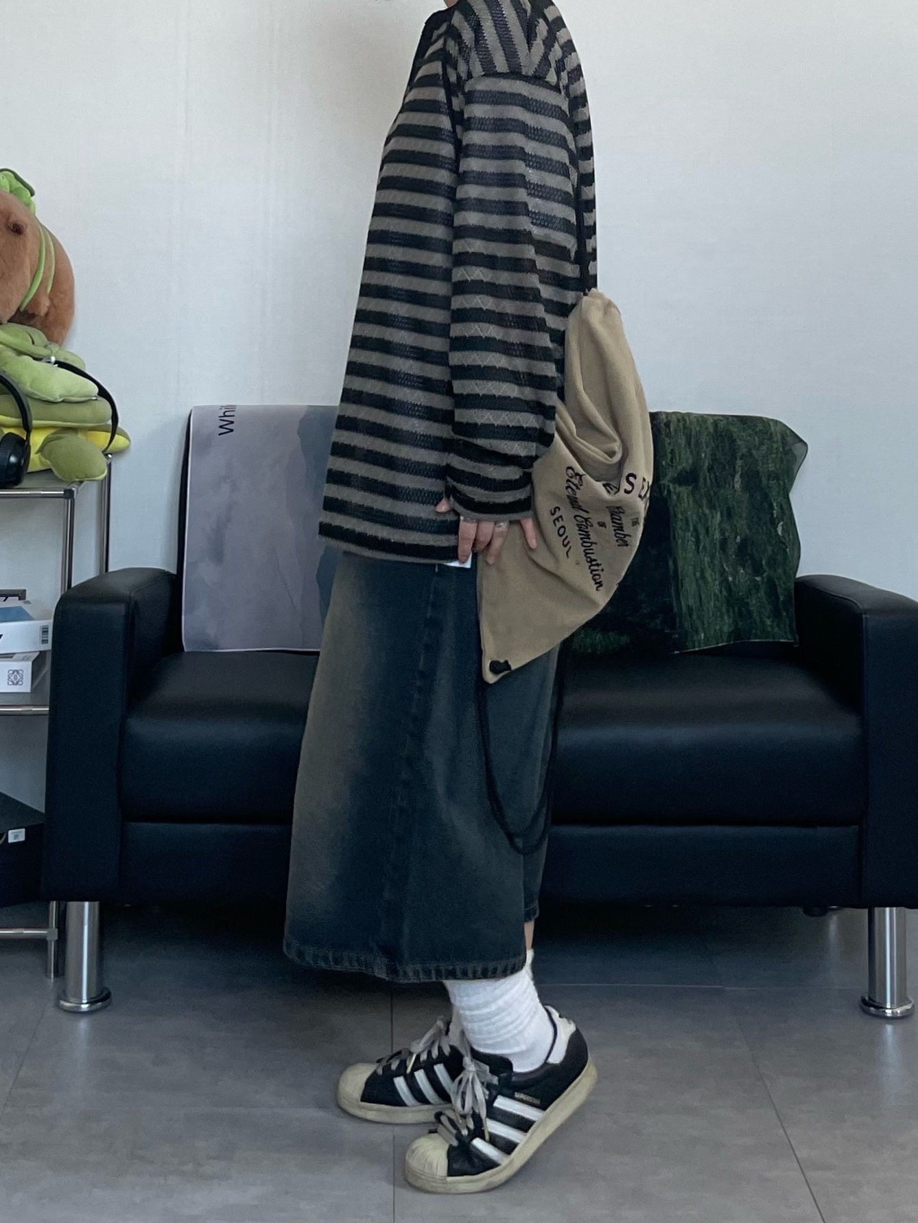 Carhartt Canvas Cap Black, Deus Ex Machina String Bag Tan 착용 스타일 - 3