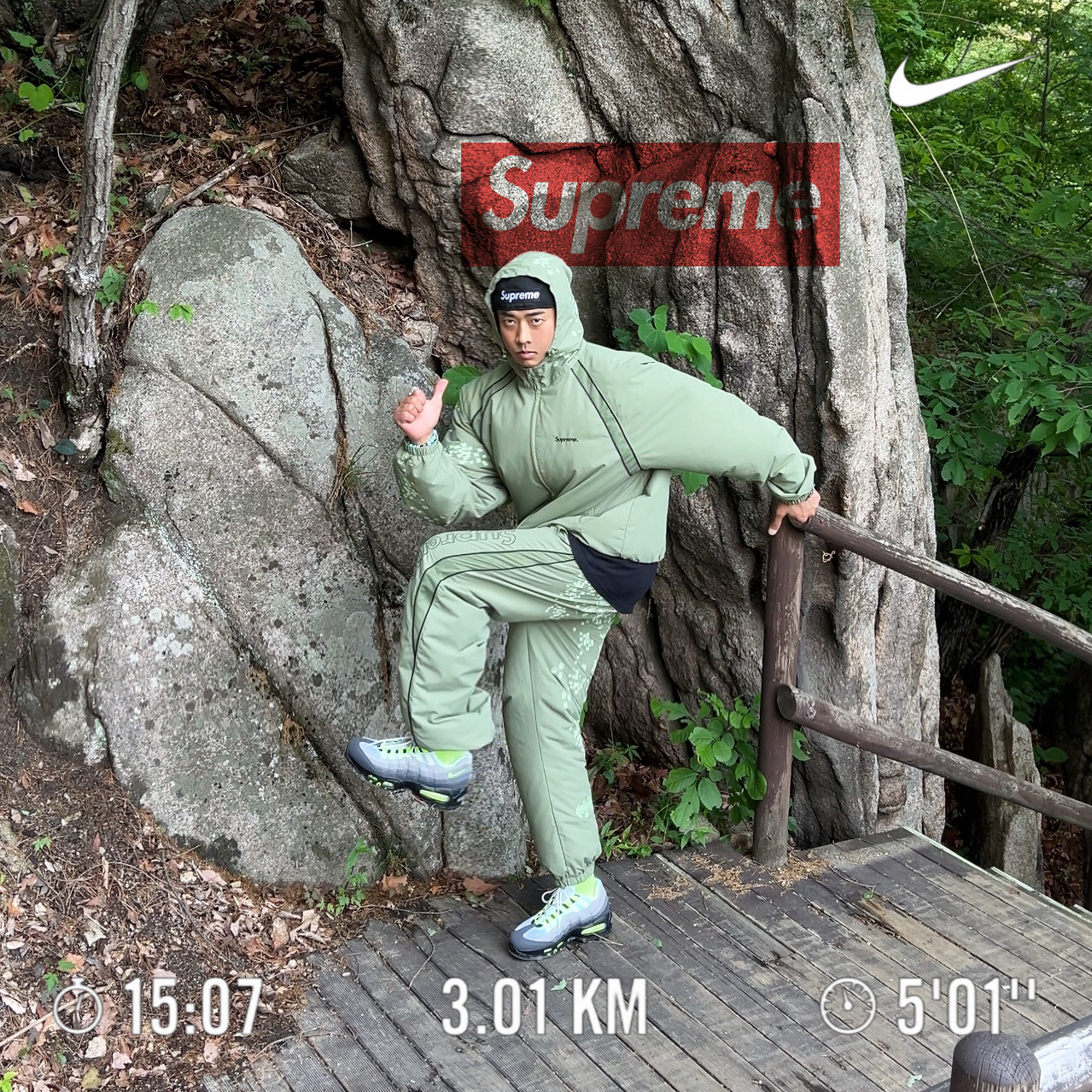 Supreme Reverse Box Logo New Era Black - 21SS, Supreme AOI Glow in the Dark Track Jacket Olive - 22SS 착용 스타일 - 1