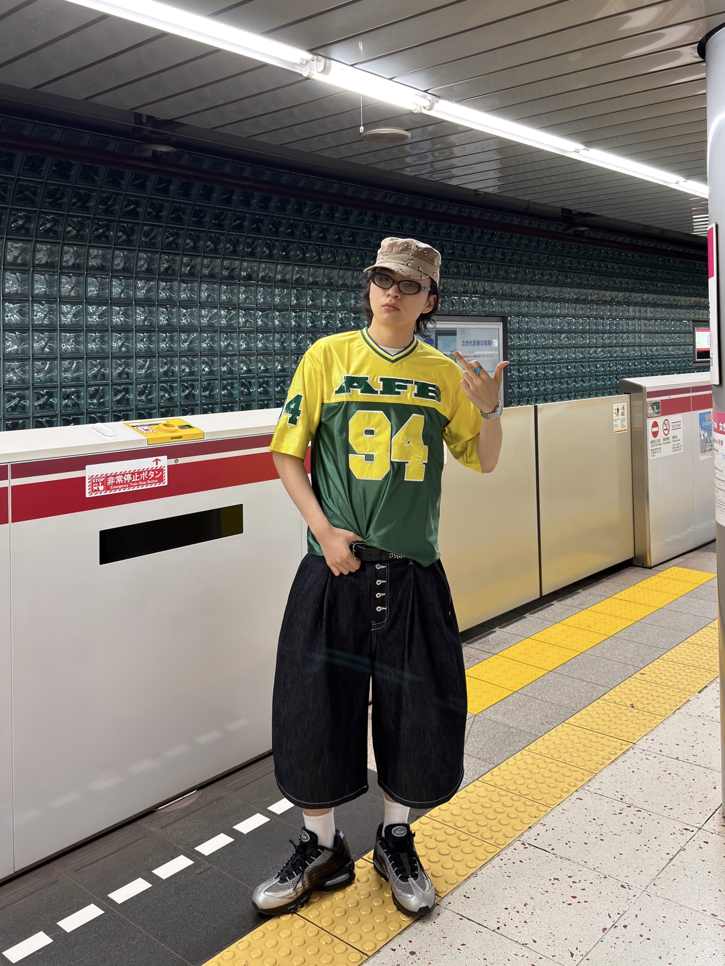 Nike x Palace Air Max 95 Metallic Silver Aluminum 착용 스타일 - 2