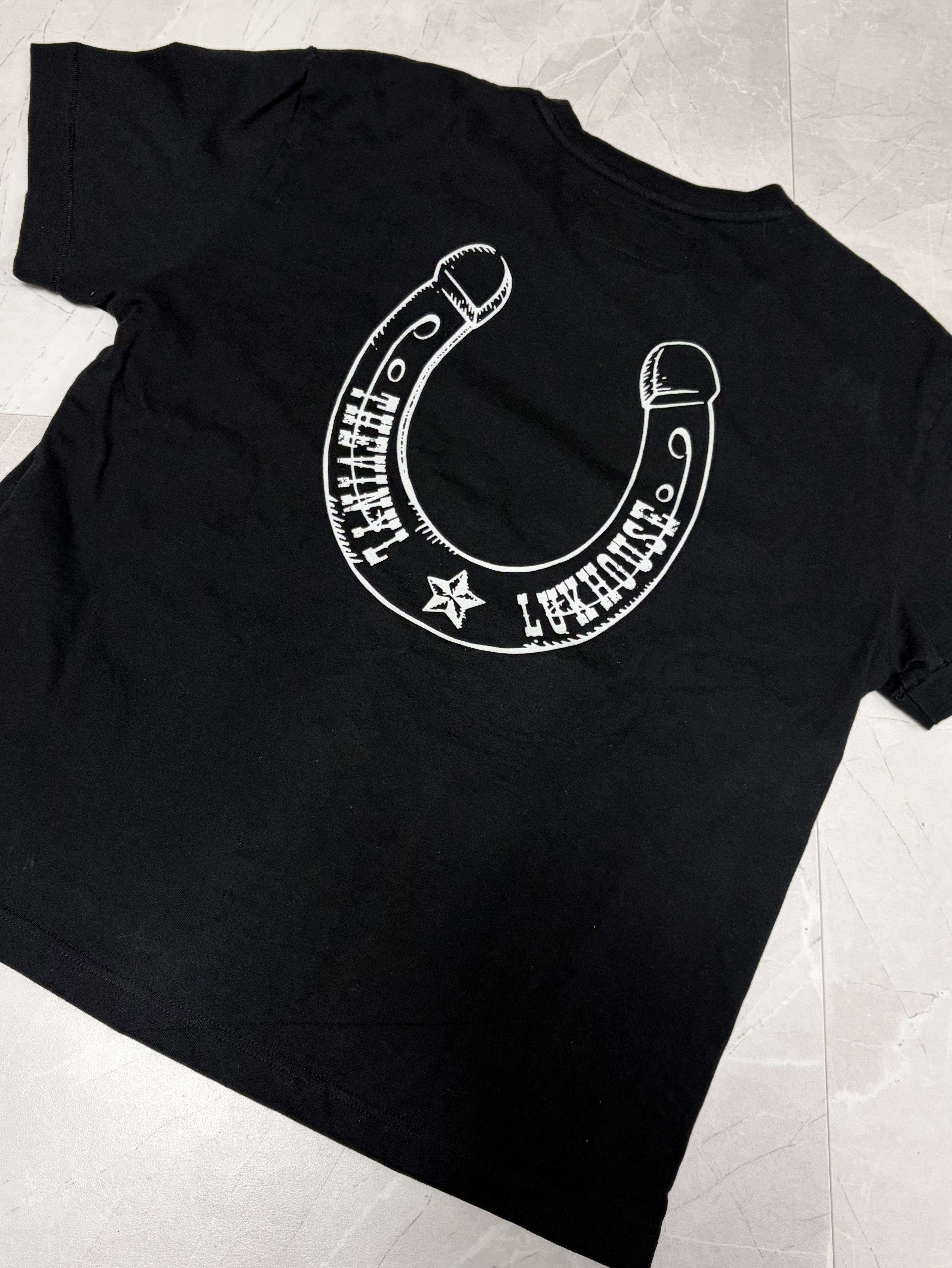 Thevinylhouse Lucky House Tee Black 착용 스타일 - 6