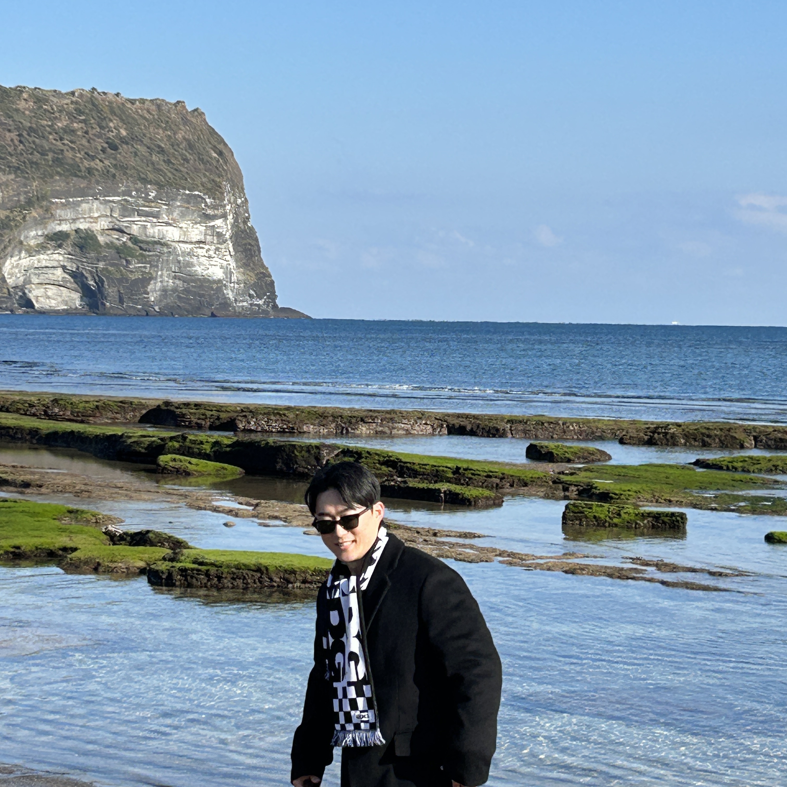 CDG Logo Check Muffler White Black 착용 스타일