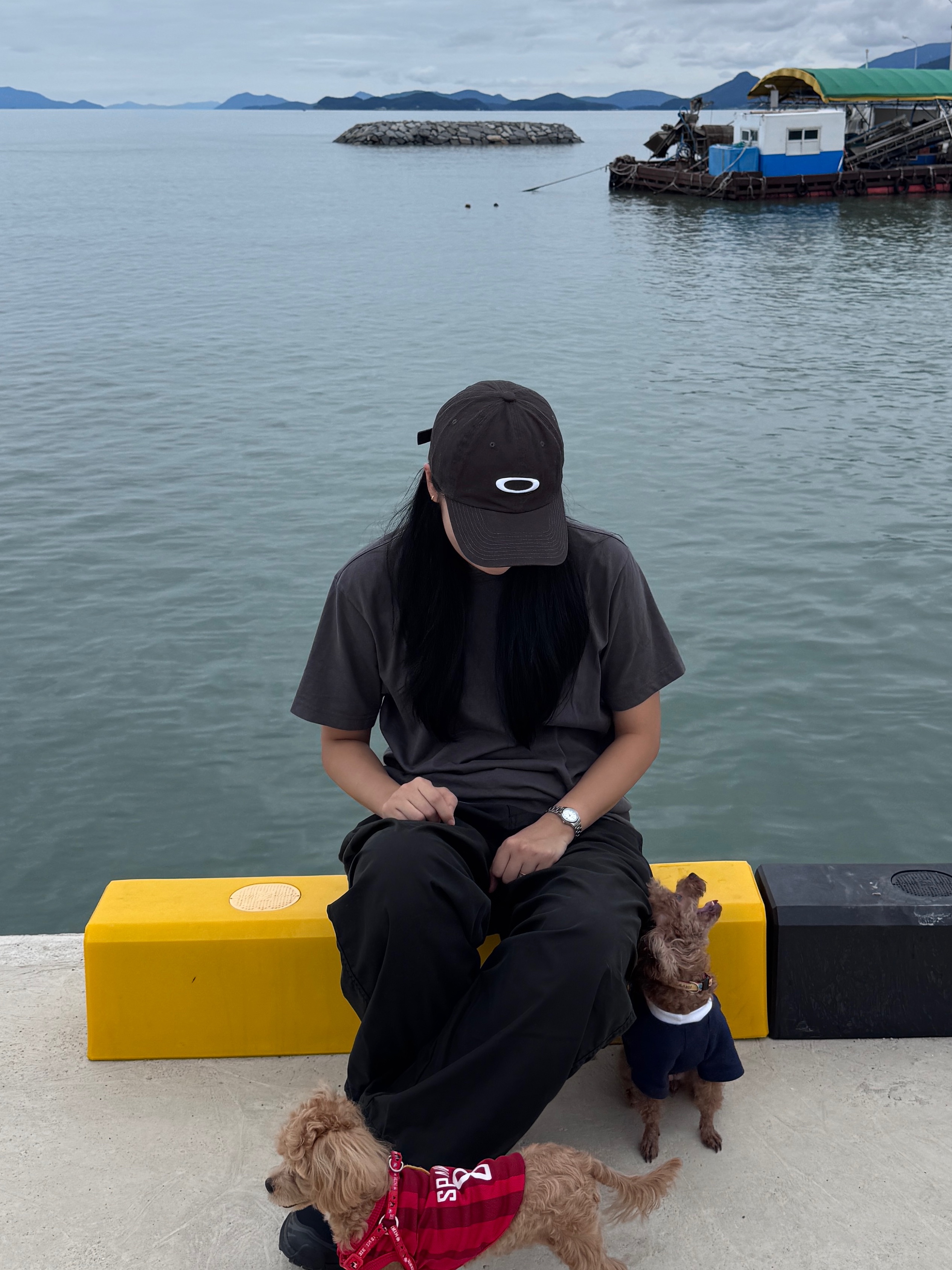Salomon XT-6 ADV Black, Oakley Remix Dad Hat Blackout 착용 스타일 - 3