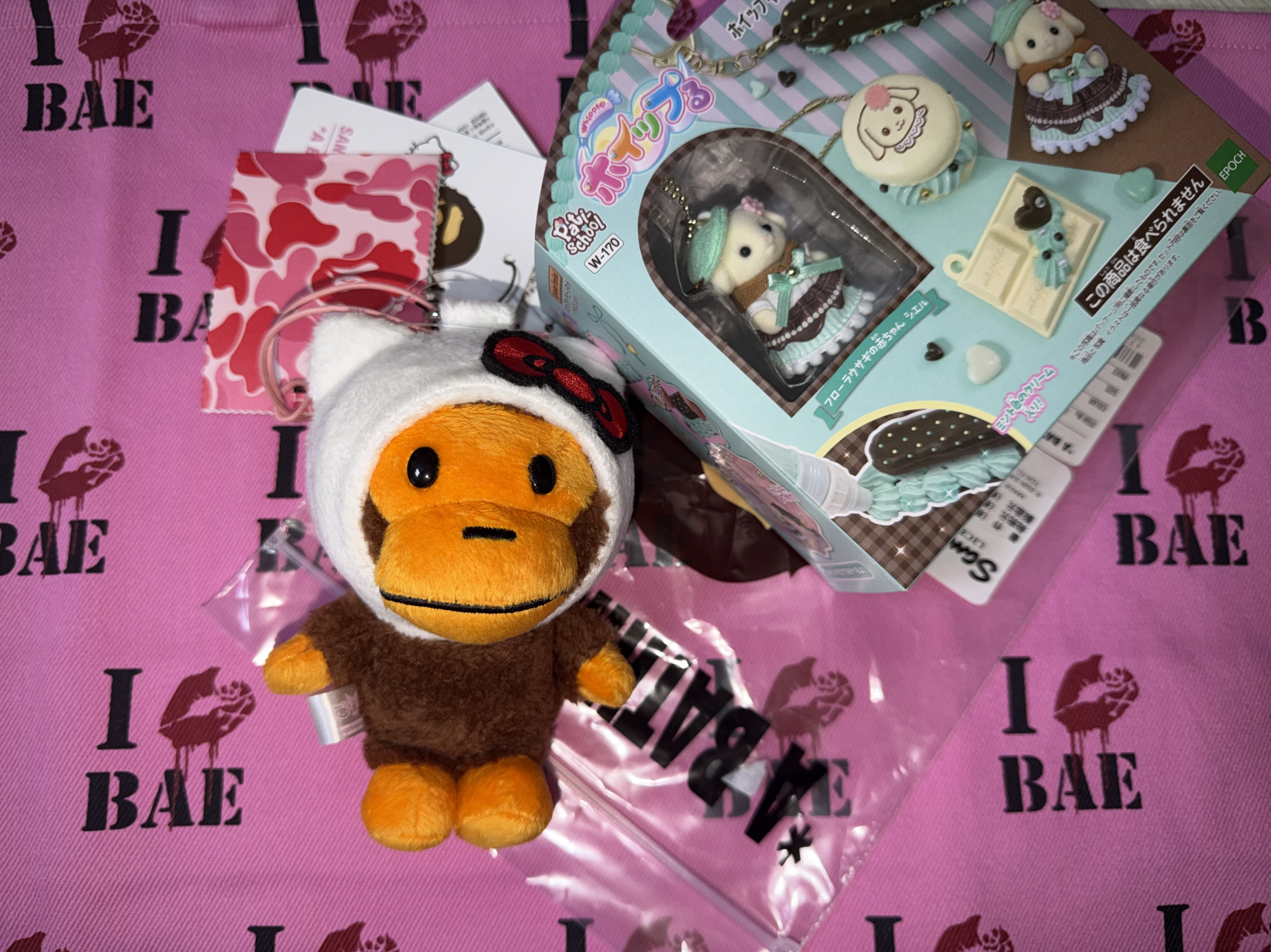 BAPE x Sanrio Characters Plush Doll Keychain White 착용 스타일