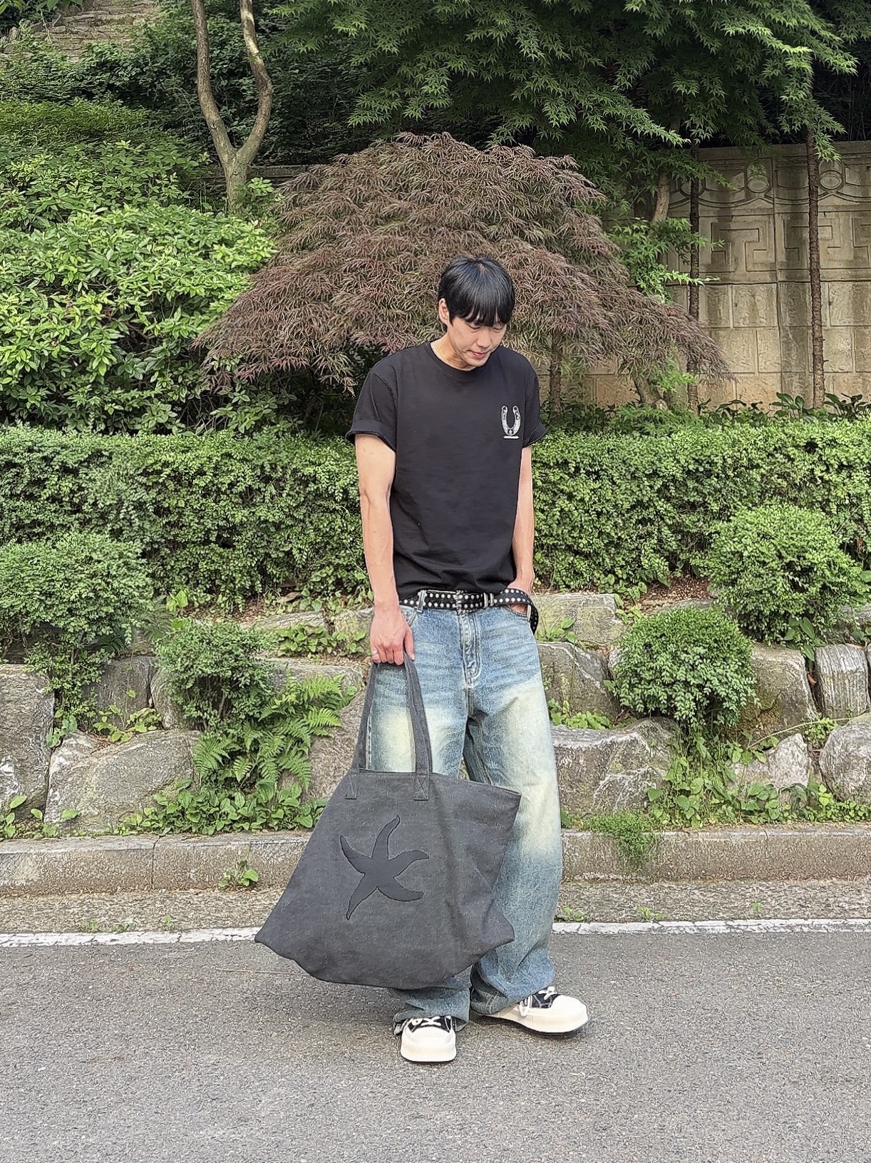 Thevinylhouse Lucky House Tee Black 착용 스타일 - 2