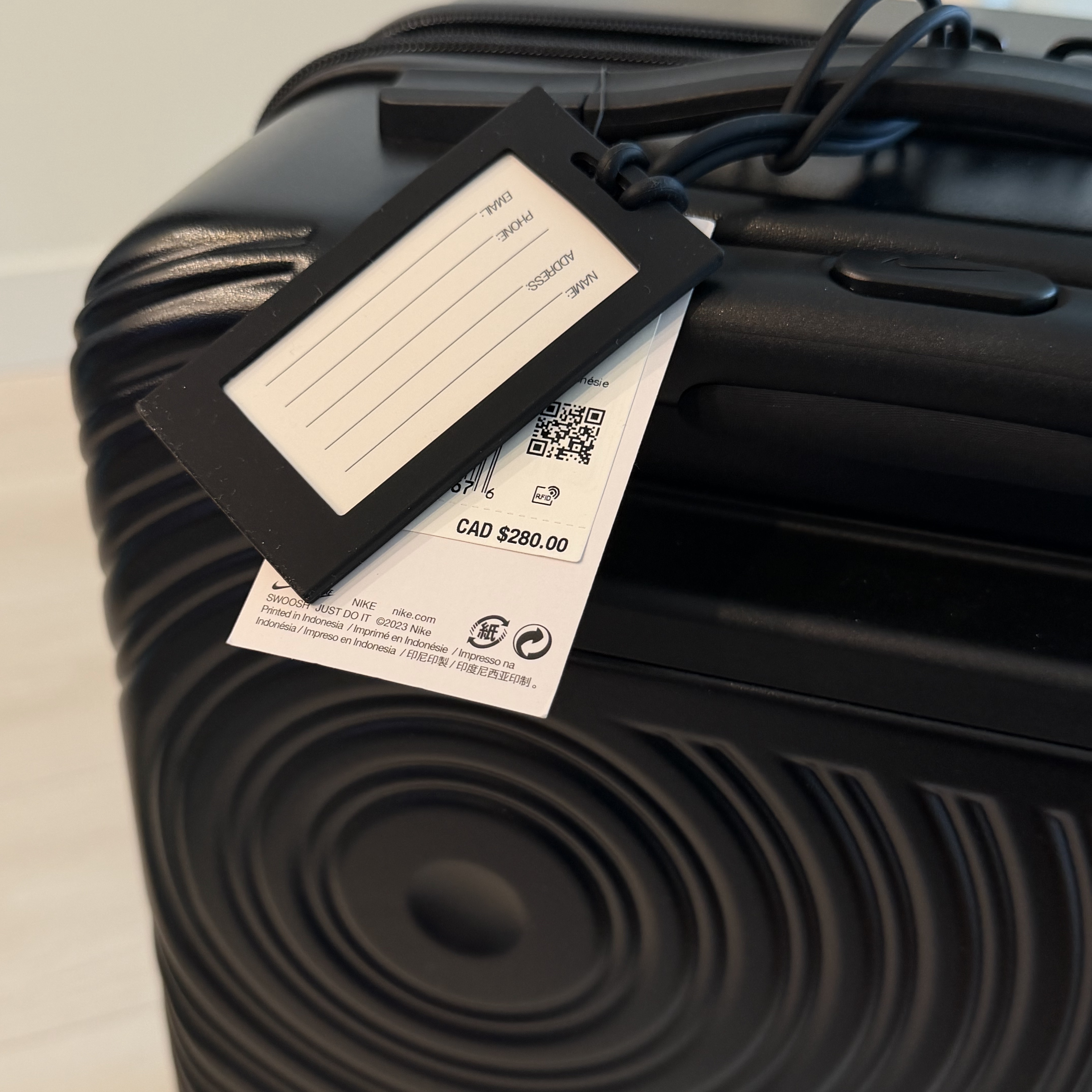 Nike Carry-On Luggage Hardshell 52L Black 착용 스타일 - 1