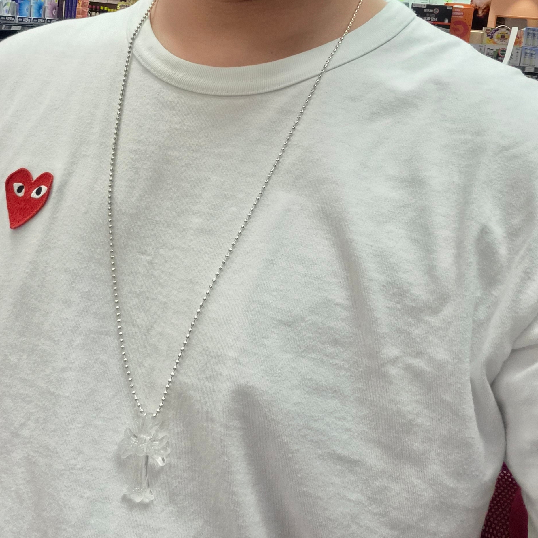 Play Comme des Garcons Red Heart T-Shirt White, Chrome Hearts Silichrome CH Cross Pendant Clear 2025 착용 스타일