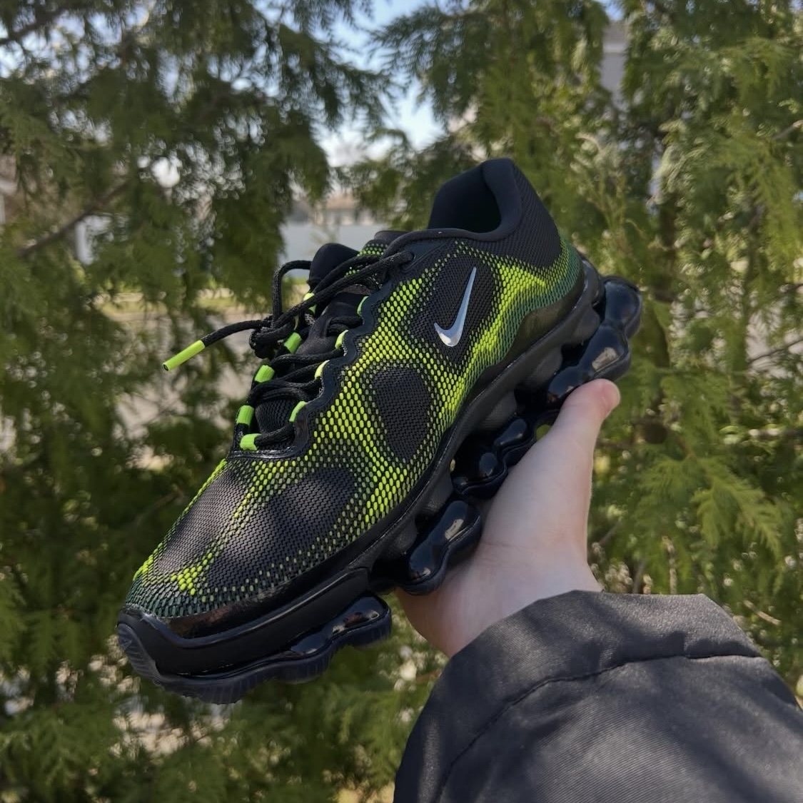Nike Air Liquid Max Radiant Green and Green Apple 착용 스타일 - 2