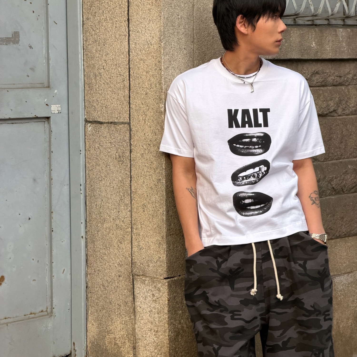 AMOU Camo One Tuck Bermuda Pants Charcoal, AMOU Kalt Lips Half T-Shirts White 착용 스타일 - 3