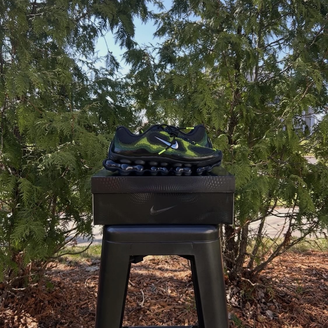 Nike Air Liquid Max Radiant Green and Green Apple 착용 스타일 - 1